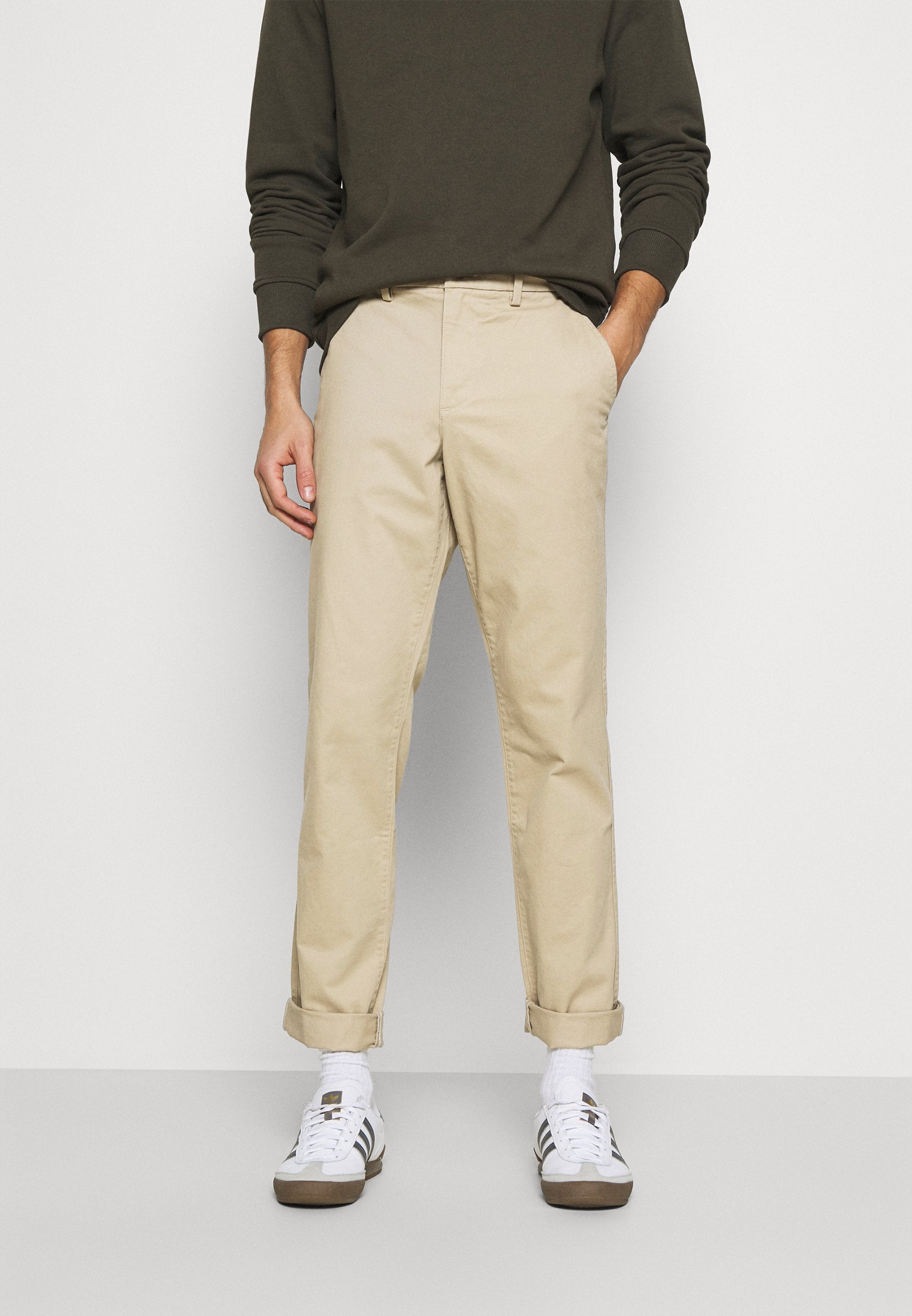 COUPE AJUSTÉE ESSENTIELLE - Chinos - kaki emblématique