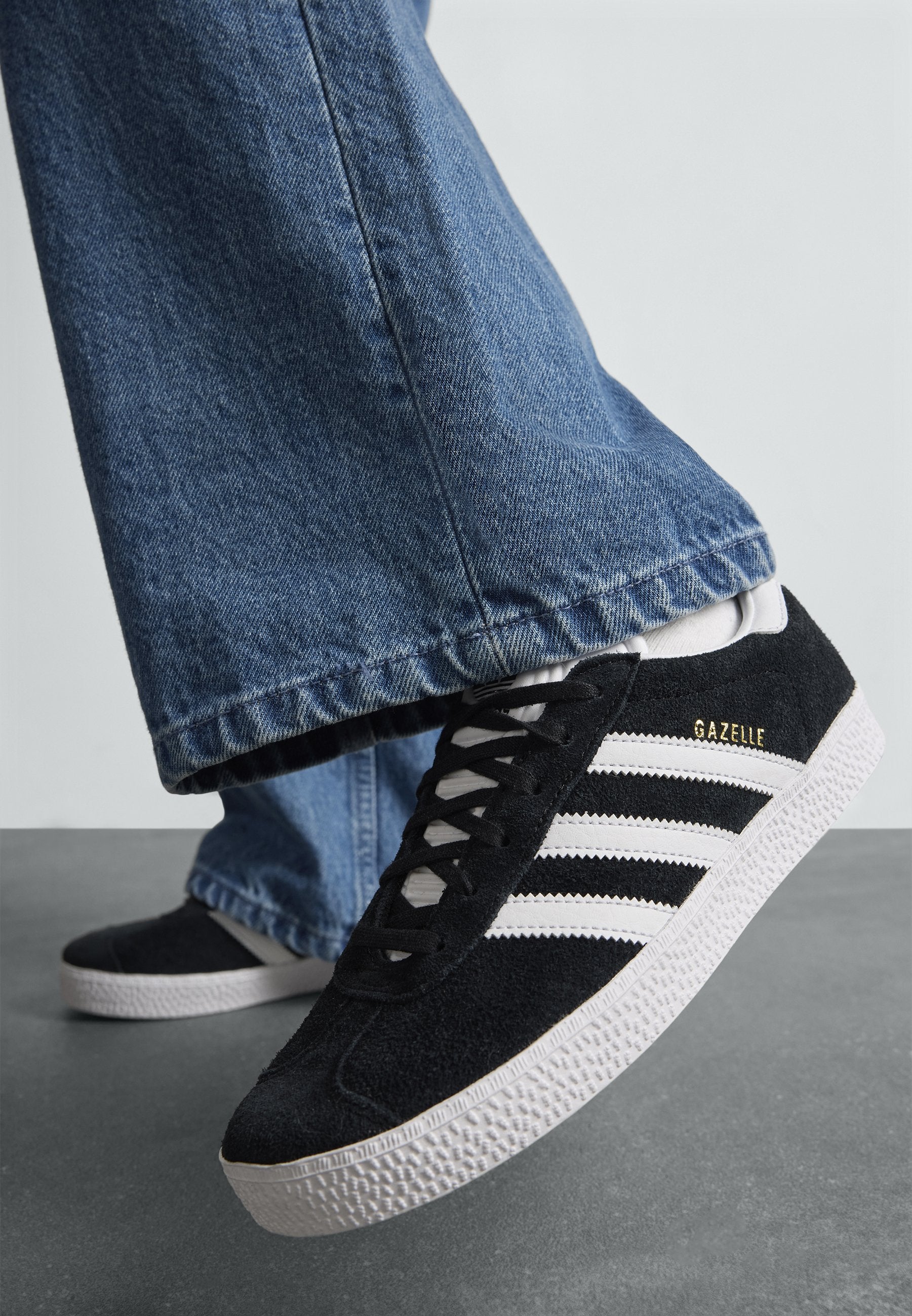 GAZELLE UNISEX - Trainers - core black/white/gold metallic