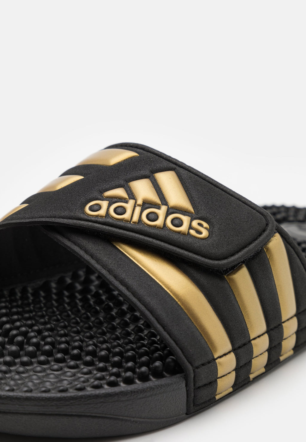 ADISSAGE - Pool slides - core black/gold metallic