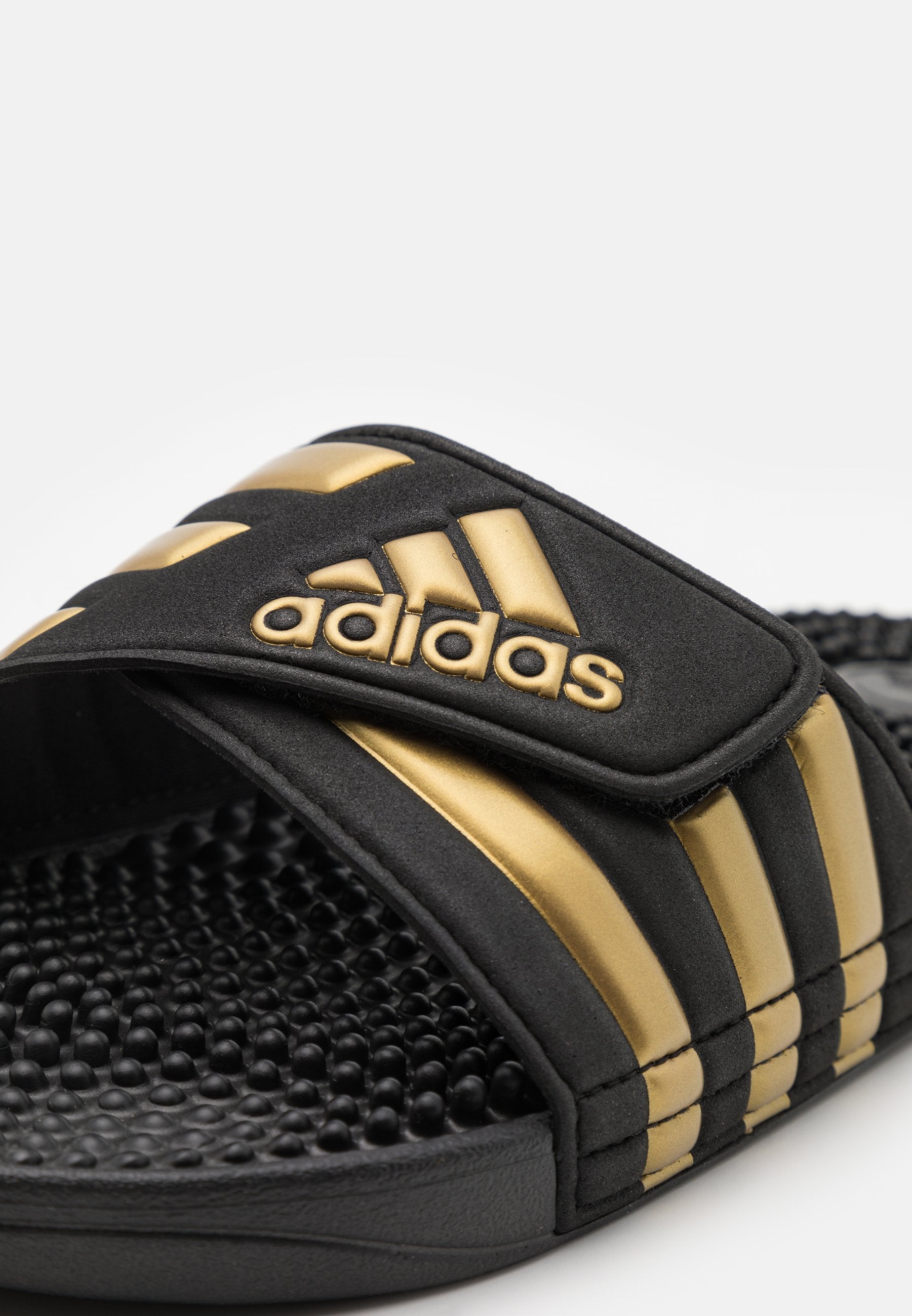 ADISSAGE - Pool slides - core black/gold metallic