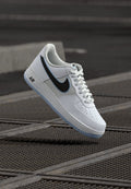 AIR FORCE 1 UNISEX - Trainers - white/black/hydrogen blue