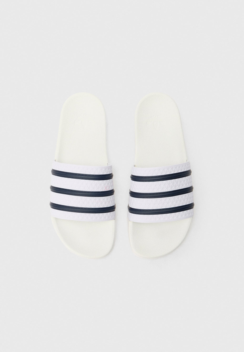 ADILETTE OG UNISEX - Mules - white/collegiate navy