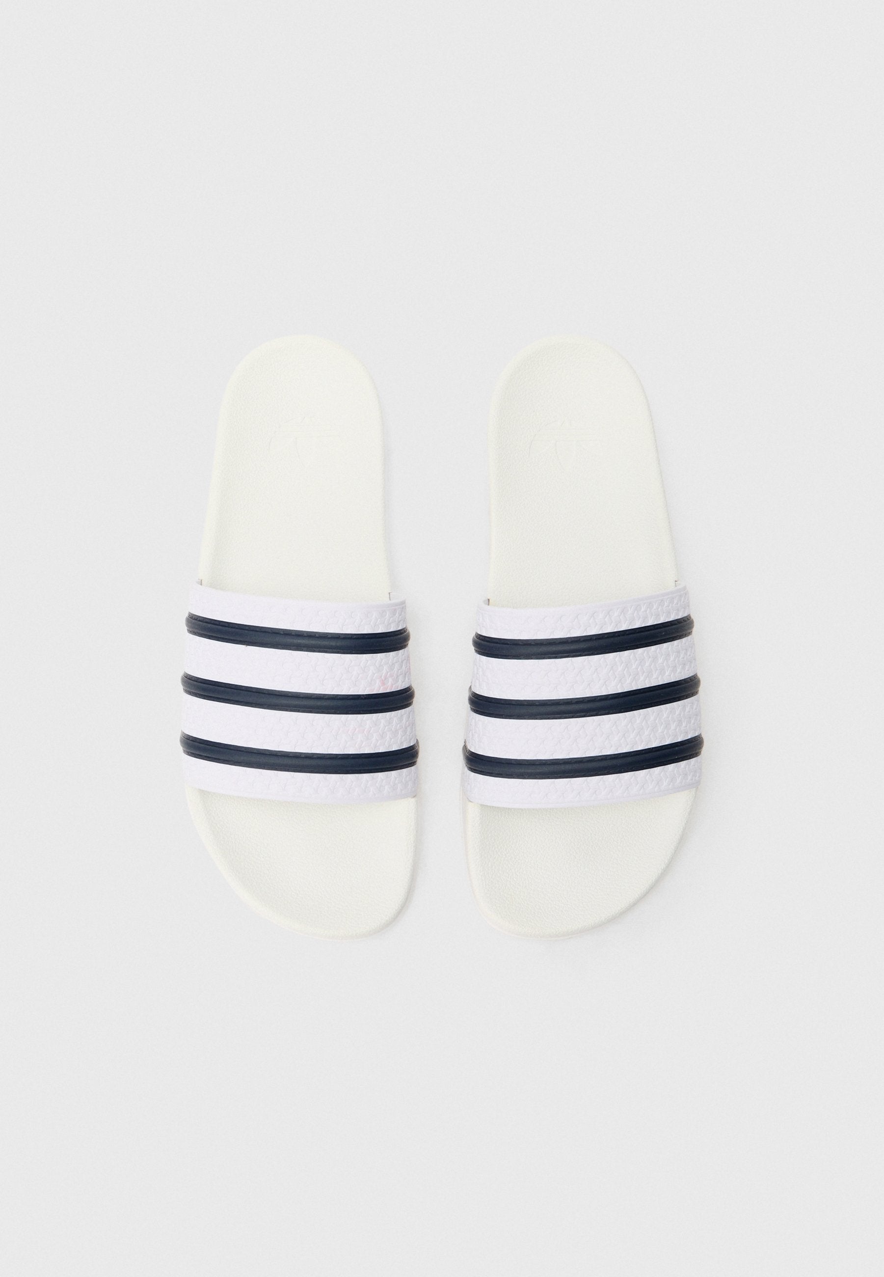 ADILETTE OG UNISEX - Mules - white/collegiate navy