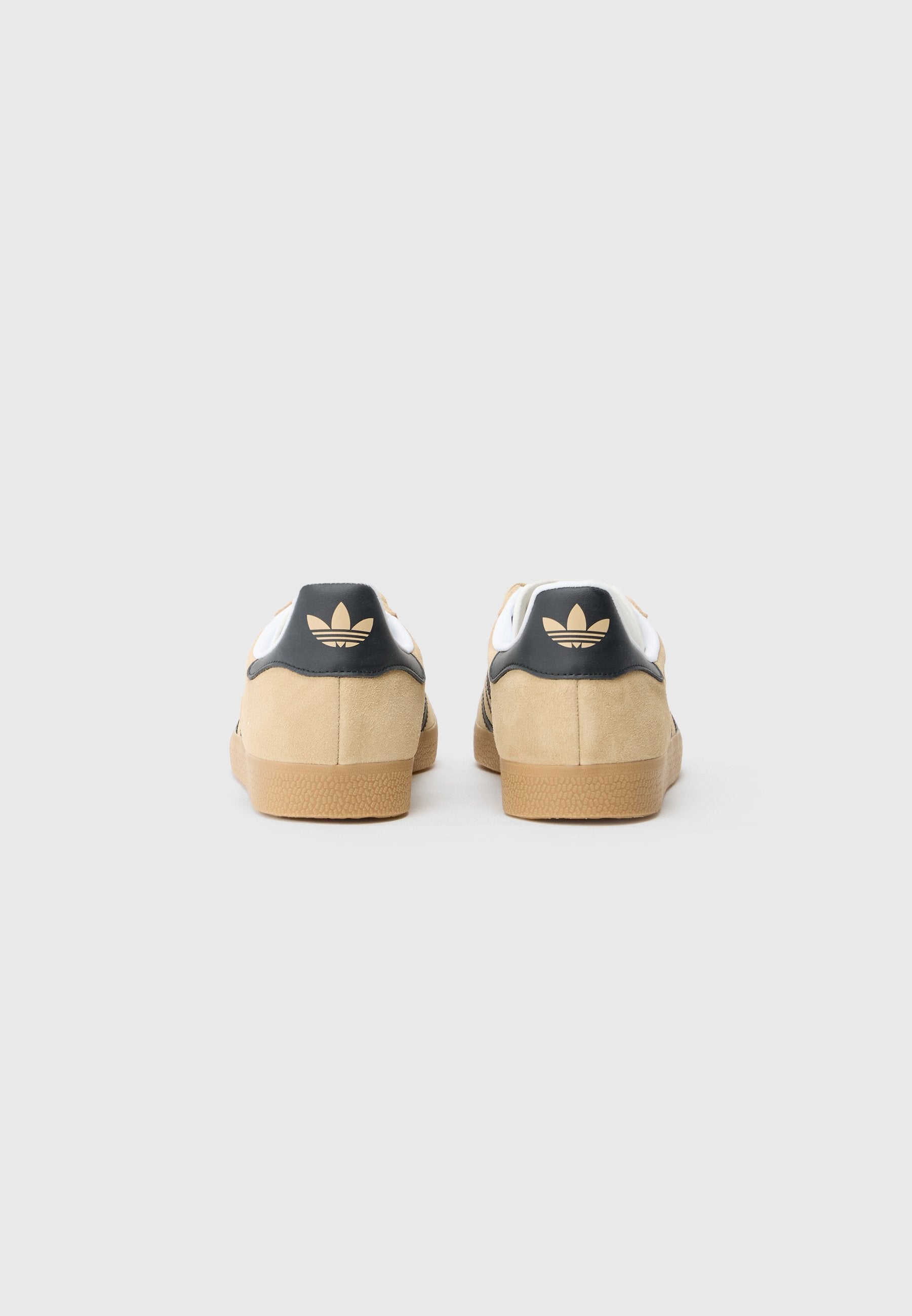 GAZELLE UNISEX - أحذية رياضية - بيج سحري/أسود أساسي/أبيض