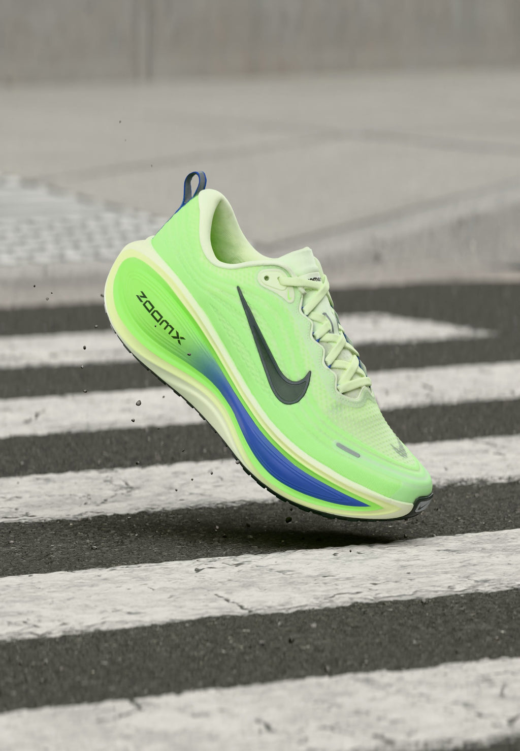 VOMERO PLUS - Road running shoes - volt tint/black spruce/lime blast/sapphire/light liquid lime