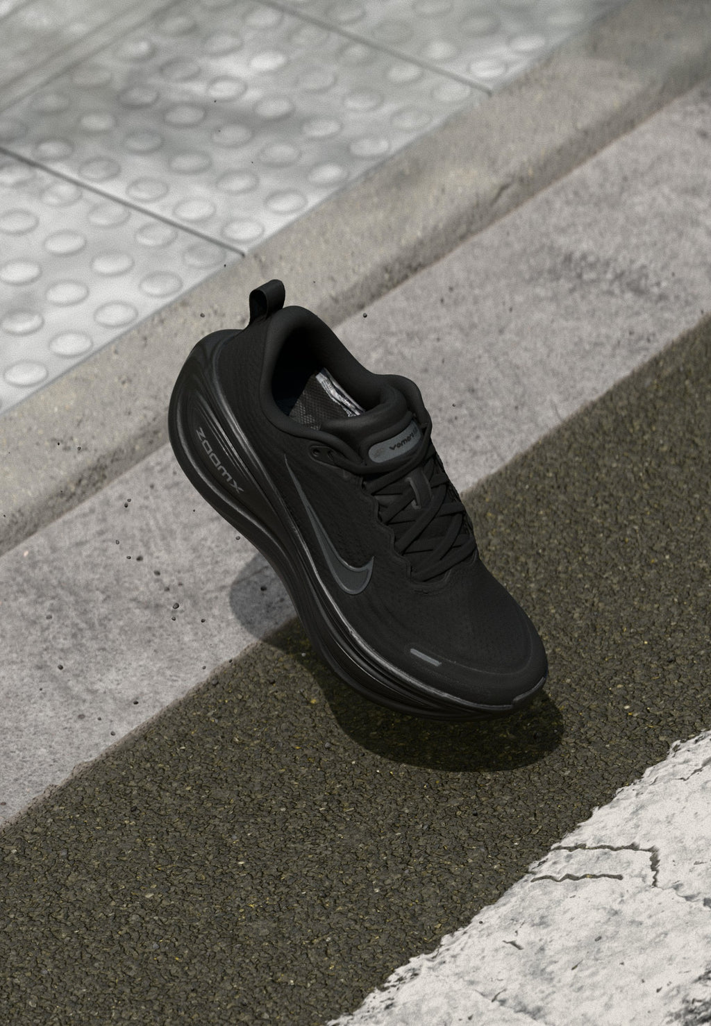 VOMERO PLUS - Road running shoes - black/dark smoke grey/metallic dark grey/cool grey