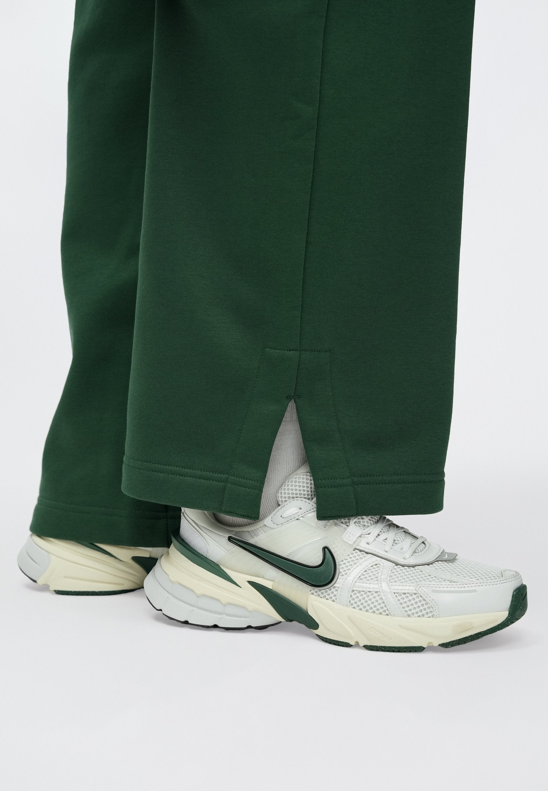 W NSW PHNX FLC HR PANT WIDE 2 - Tracksuit bottoms - fir/sail
