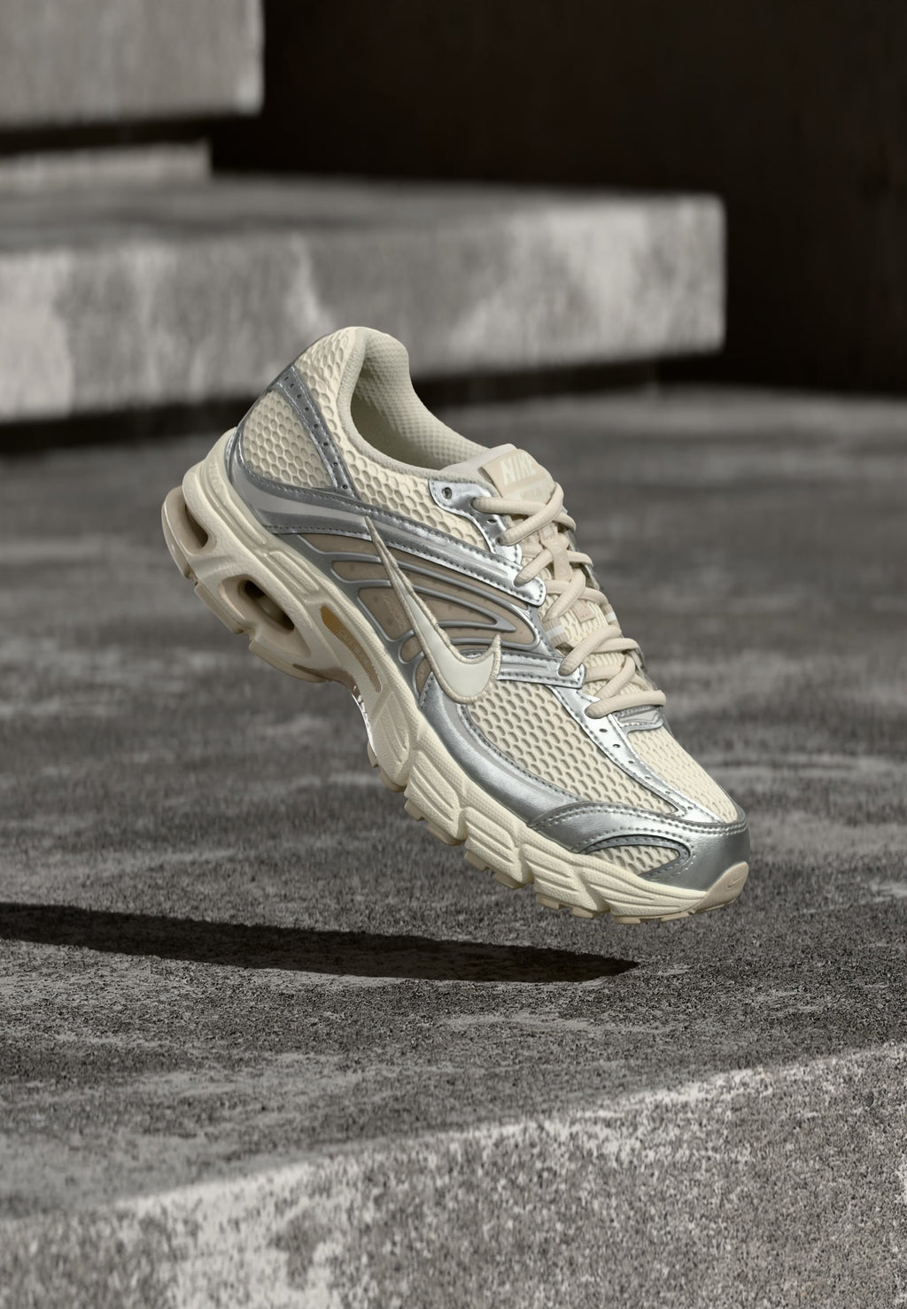 AIR MAX MOTO 2K - Trainers - pale ivory/sail/metallic silver-coloured/light orewood brown