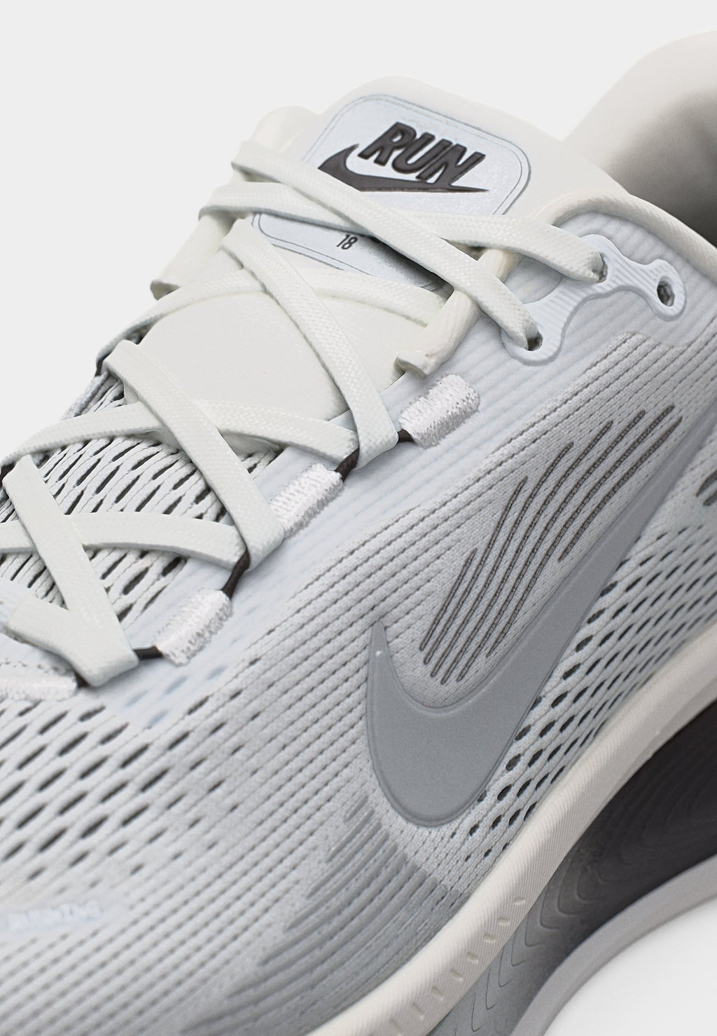 VOMERO 18 - Road running shoes - summit white/metallic silver-coloured/black/off white