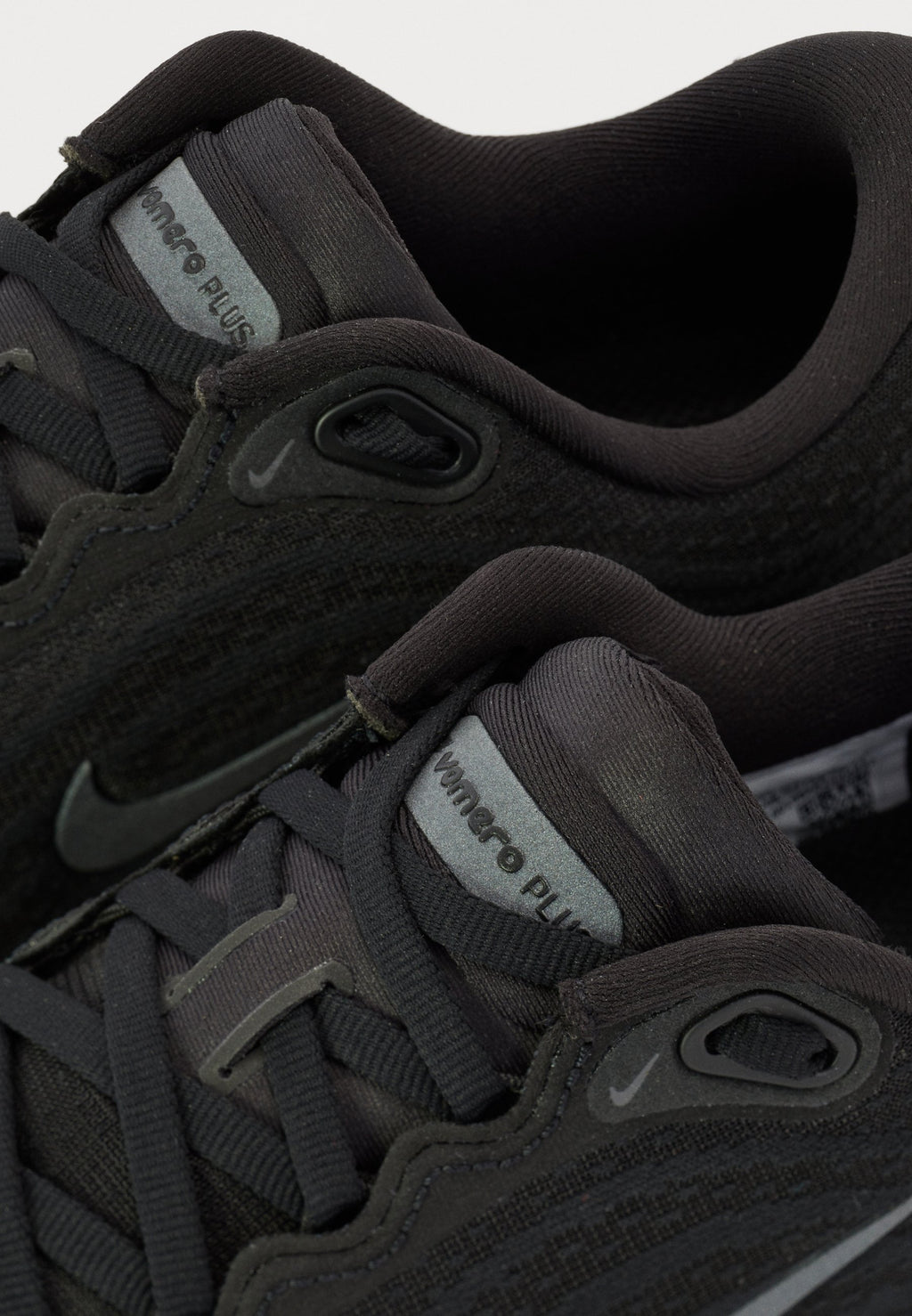 VOMERO PLUS - Road running shoes - black/dark smoke grey/metallic dark grey/cool grey