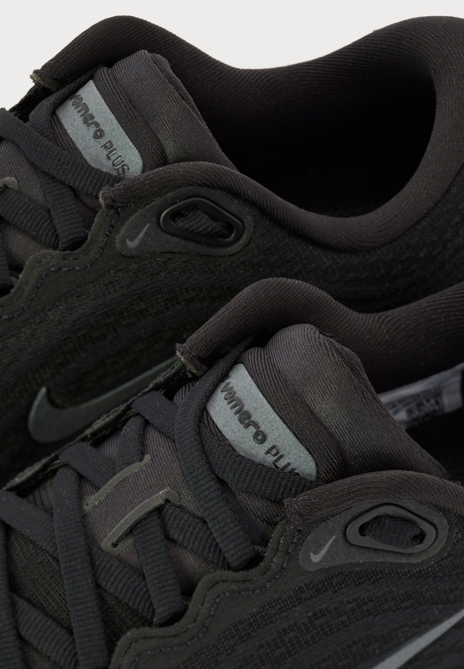 VOMERO PLUS - Road running shoes - black/dark smoke grey/metallic dark grey/cool grey