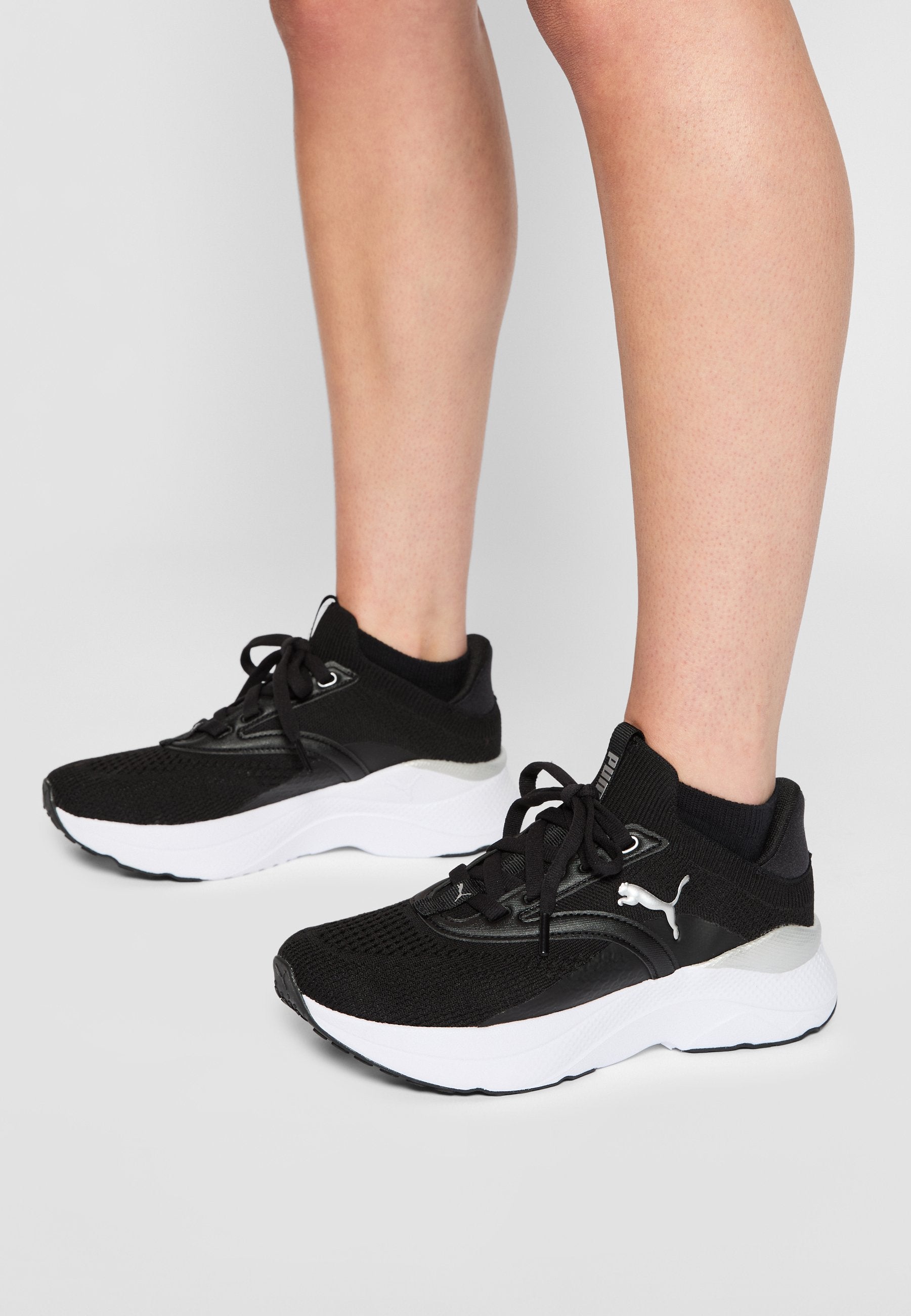 SOFTRIDE MAYVE - Training shoe - black/white