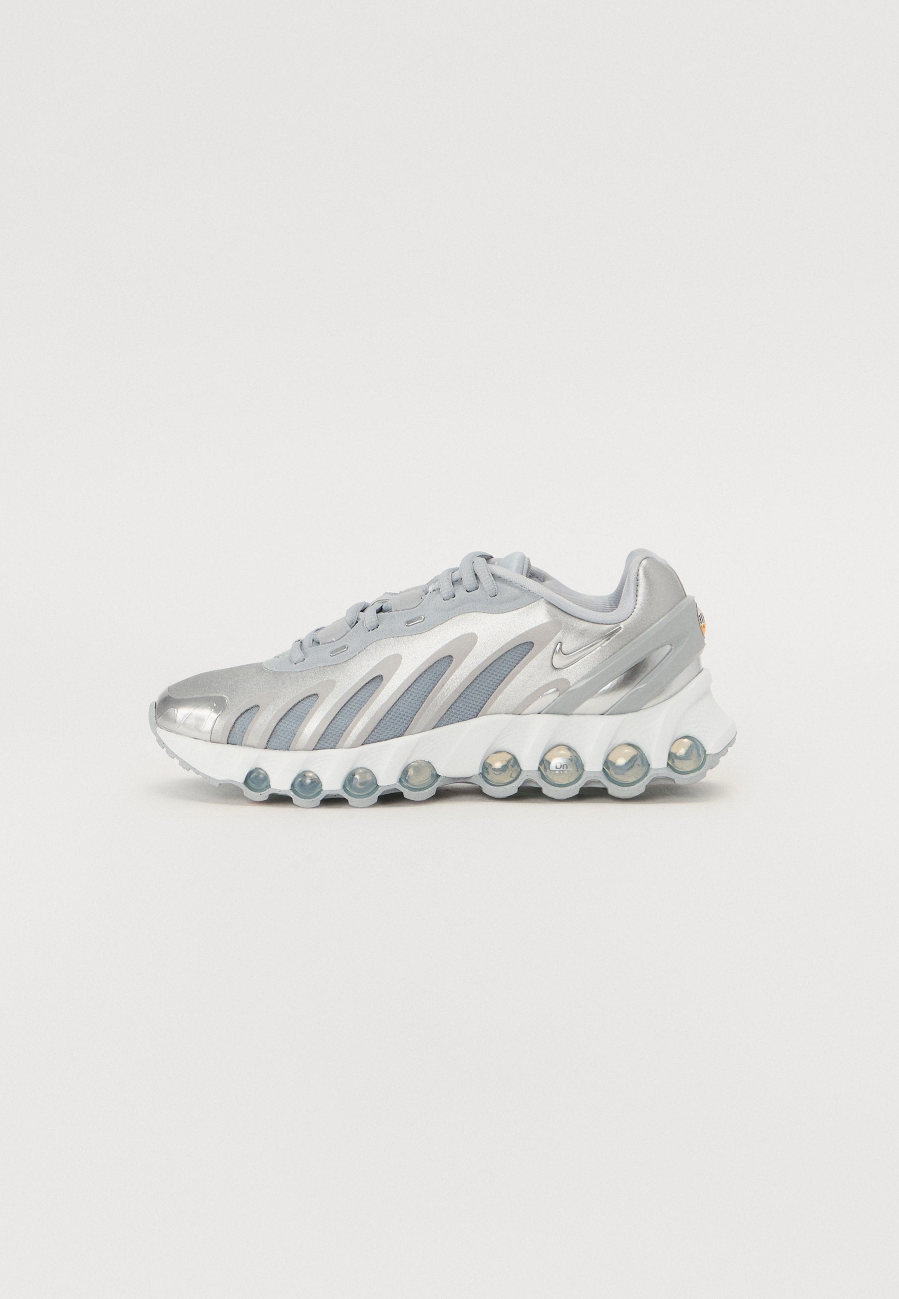 AIR MAX DN8 - أحذية رياضية - رمادي ذئب/فضي/أبيض