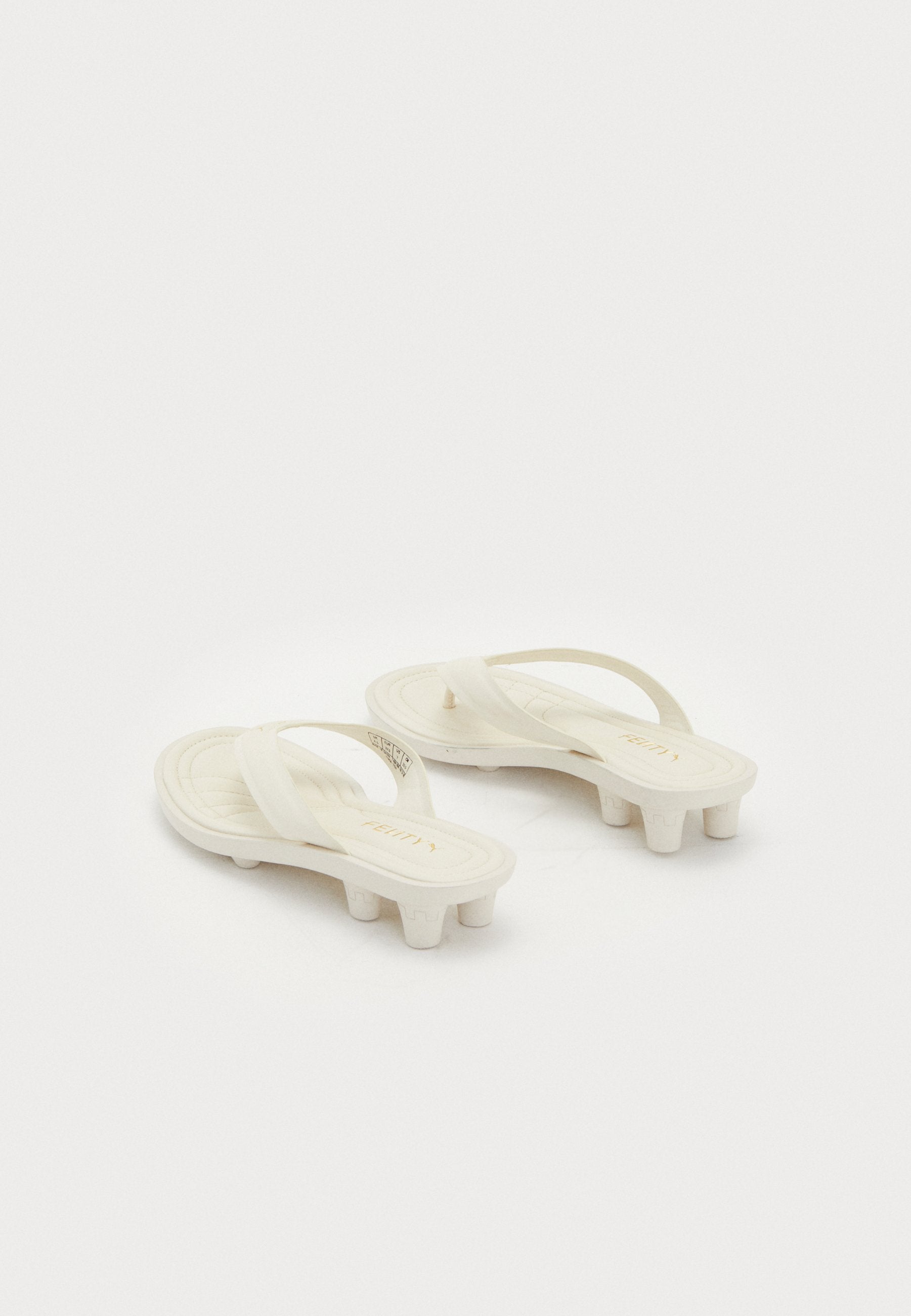 CAT CLEAT L - Claquettes de piscine - blanc alpin/couleur or