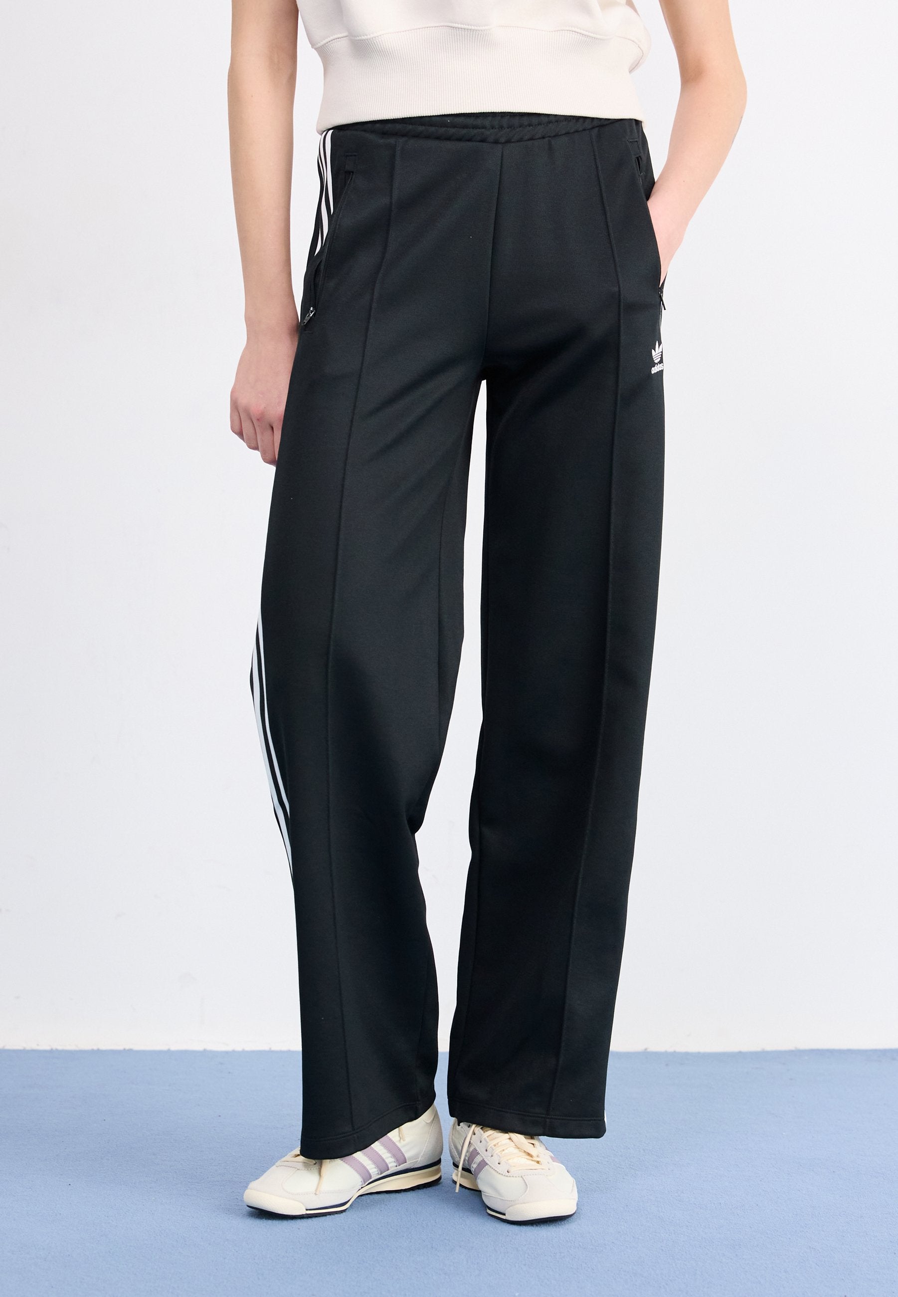 CLASSIC - Tracksuit bottoms - black/white