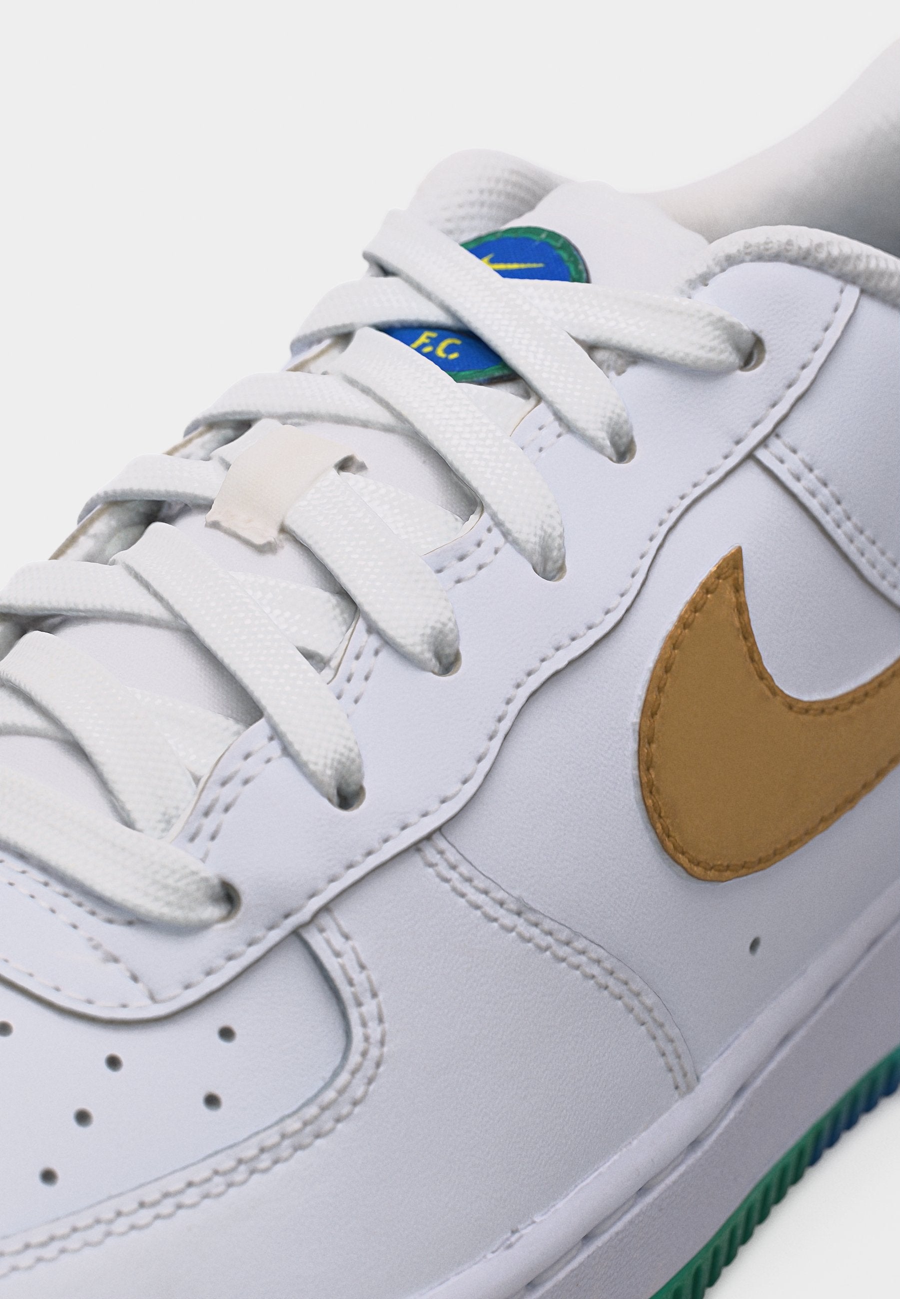 AIR FORCE 1 UNISEX - Trainers - white/metallic gold-coloured/soar/sonic yellow/malachite