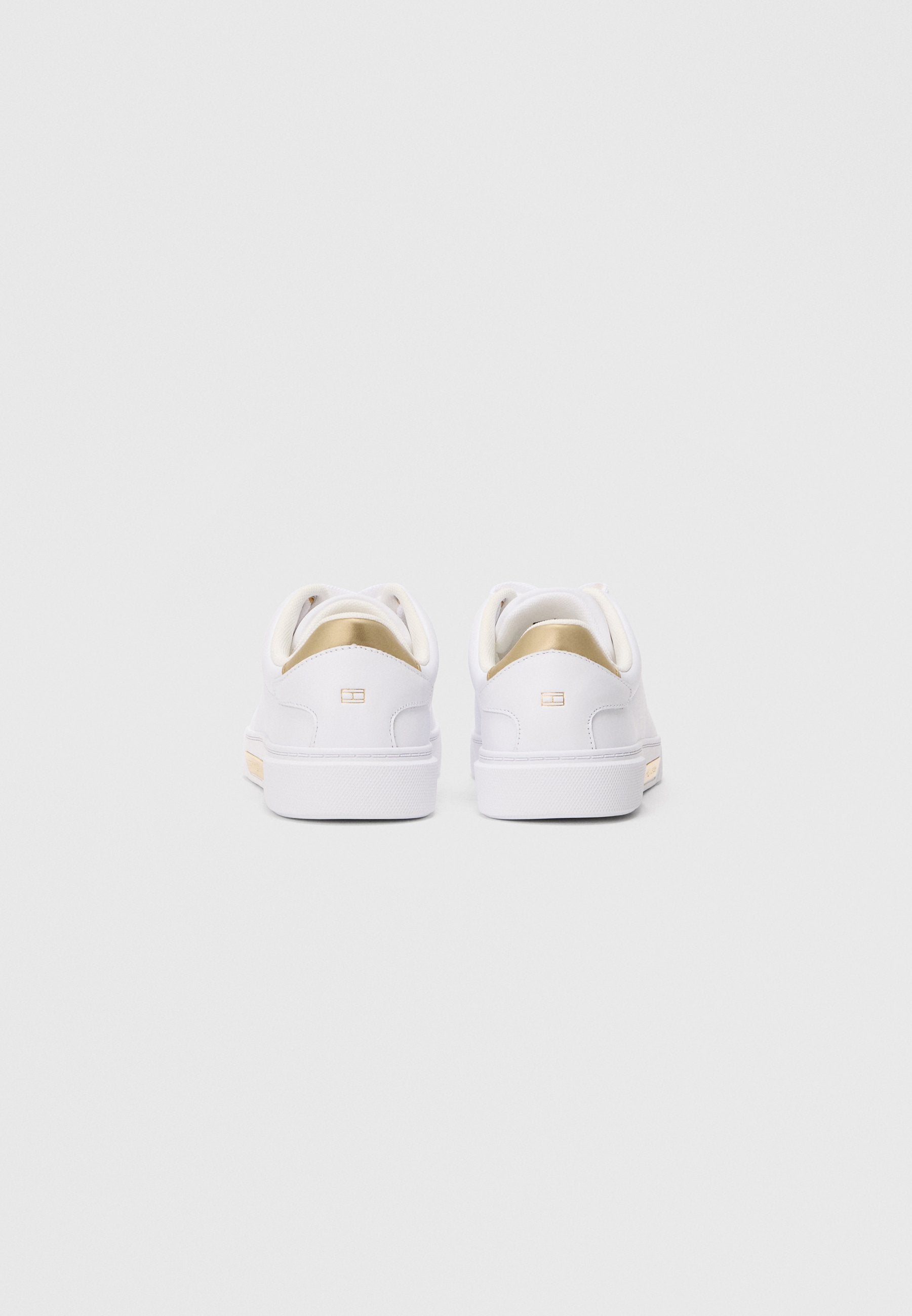 BASKETS BASSES EN CUIR À PLAQUE LOGO - Baskets - blanc