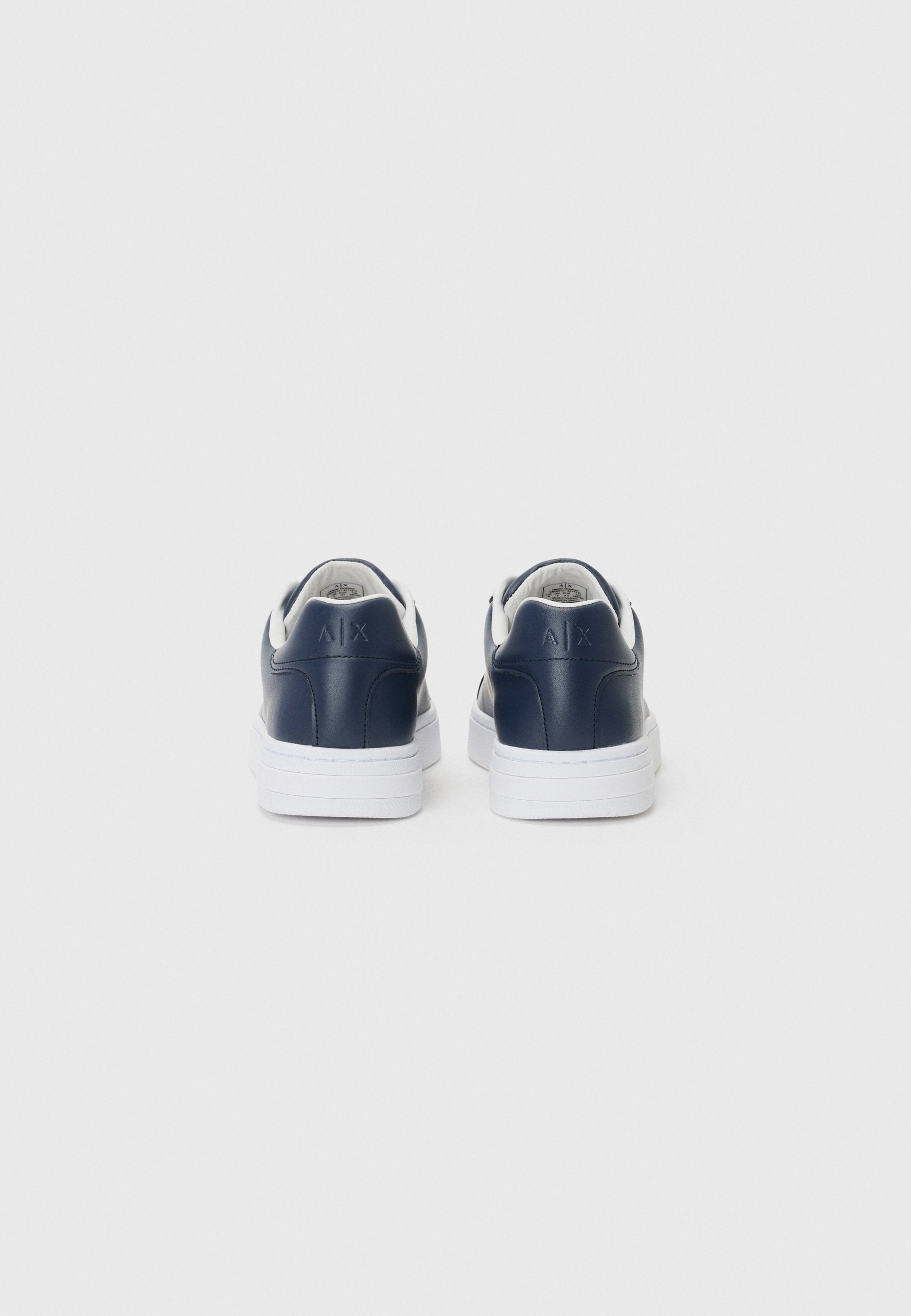 LONDON - Trainers - salute