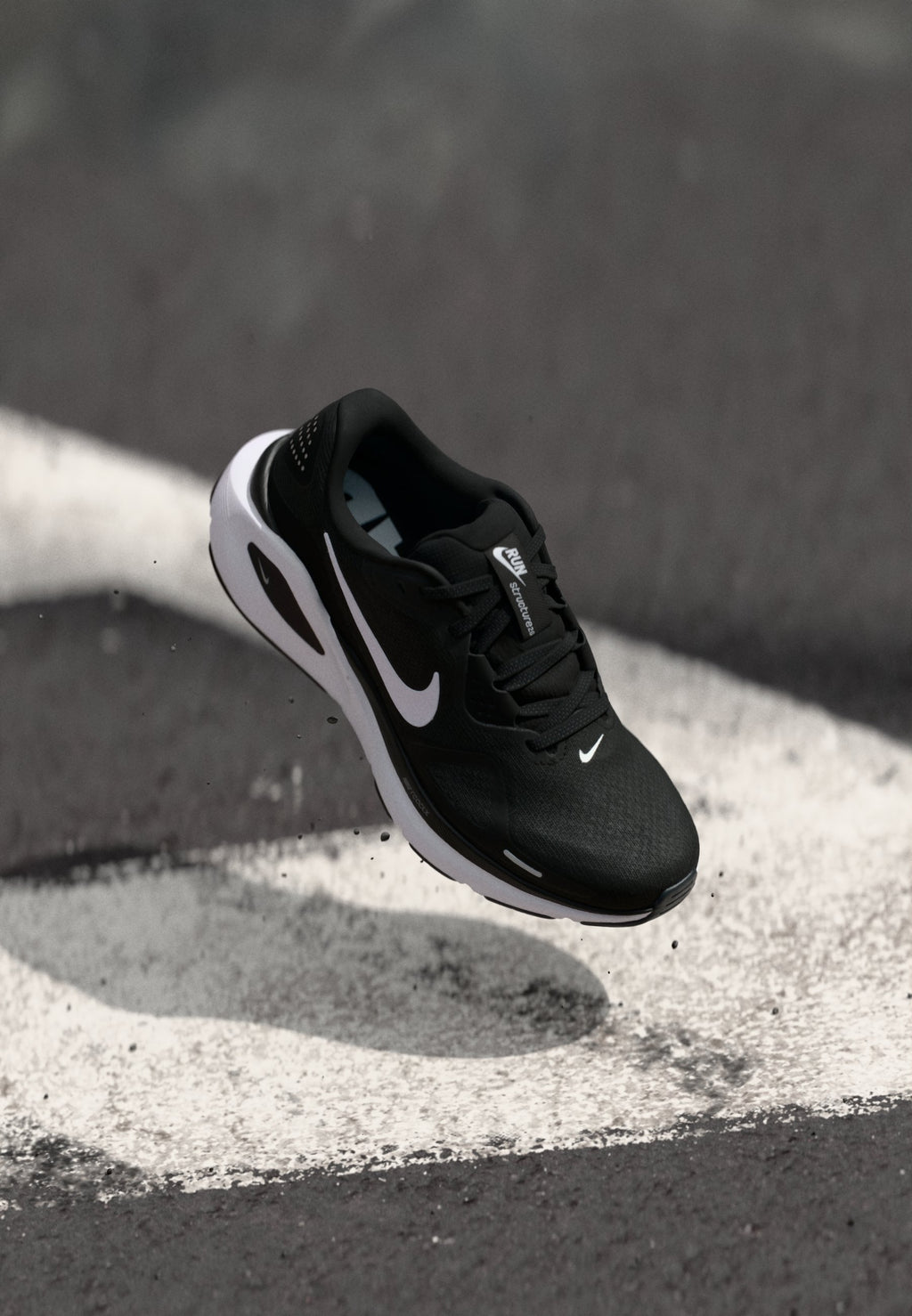 W NIKE STRUCTURE 26 - Chaussures de running sur route - black/white/cool grey/metallic silver