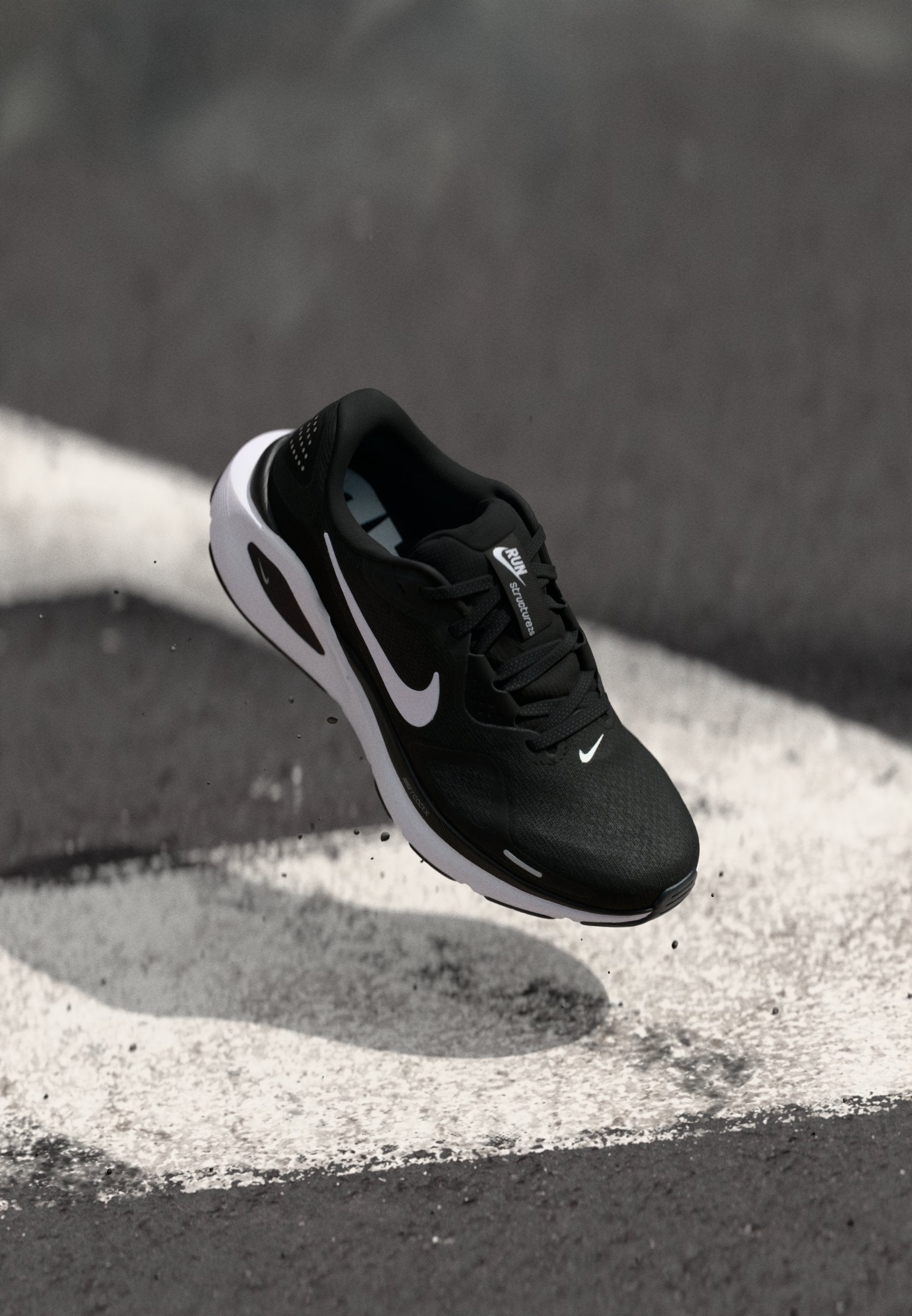 W NIKE STRUCTURE 26 - Chaussures de running sur route - black/white/cool grey/metallic silver