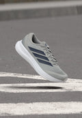 RUNFALCON 6 - Walking trainers - grey two/dark blue/core black