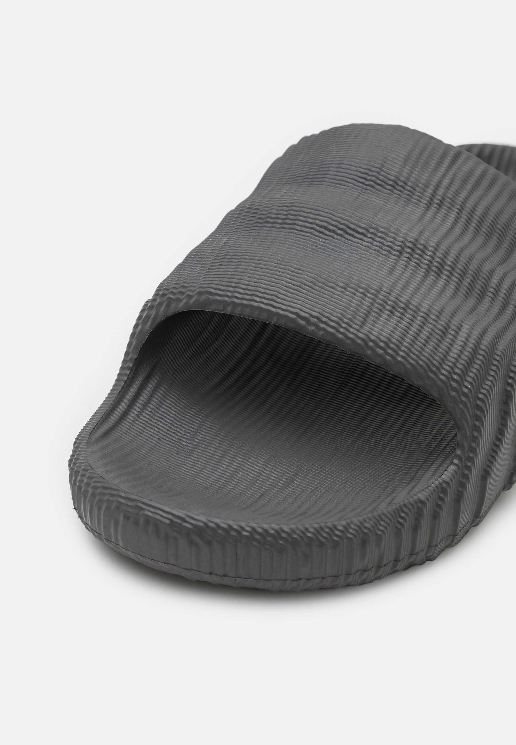 ISLAND CLUB ADILETTE 22 - Claquettes de piscine - grey five/core black