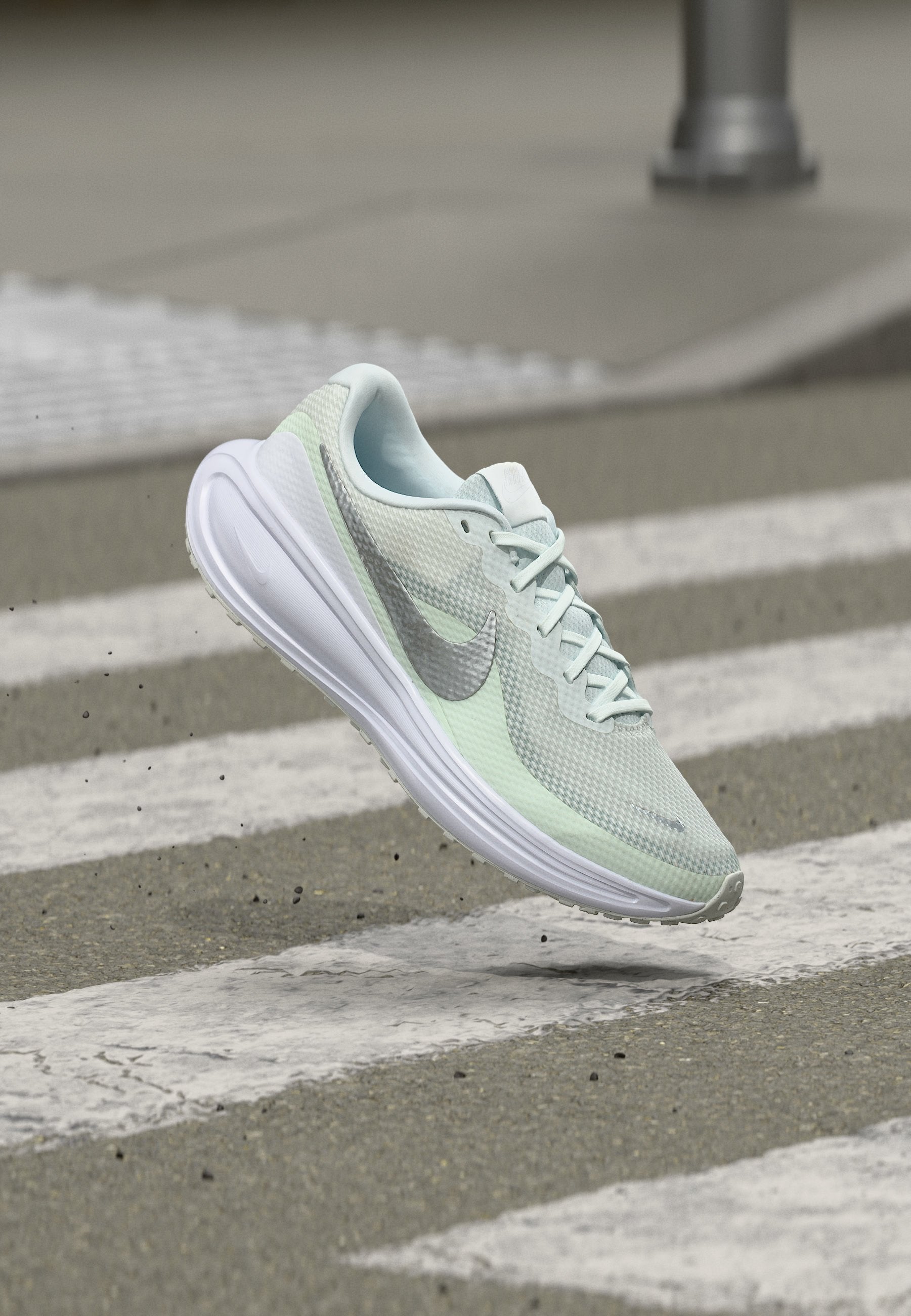 REVOLUTION 8 - Road running shoes - off white/metallic silver-coloured/barely green/malachite