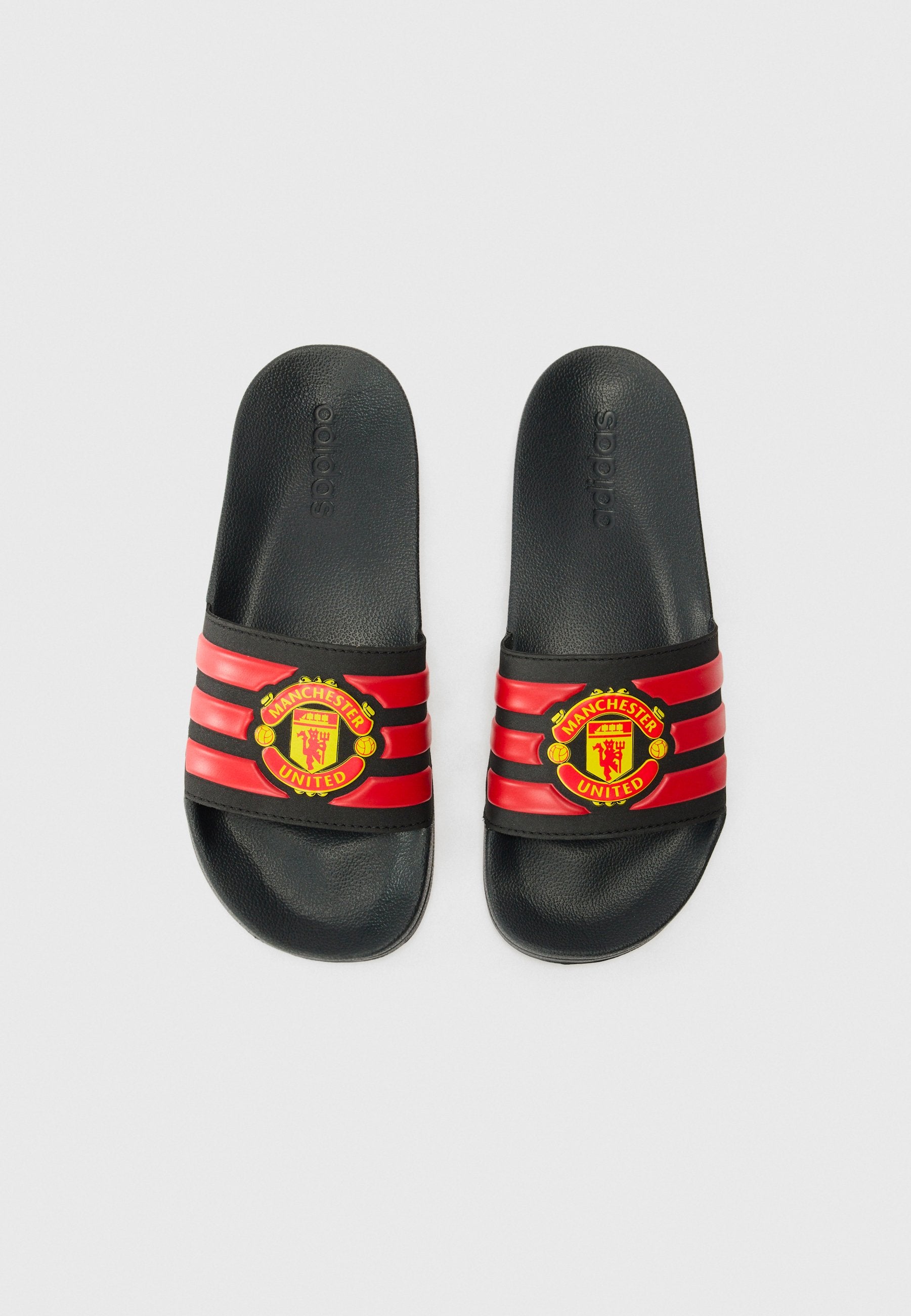 ADILETTE MANCHESTER UNITED UNISEX - نعال حمام - أسود أساسي/أحمر/أبيض