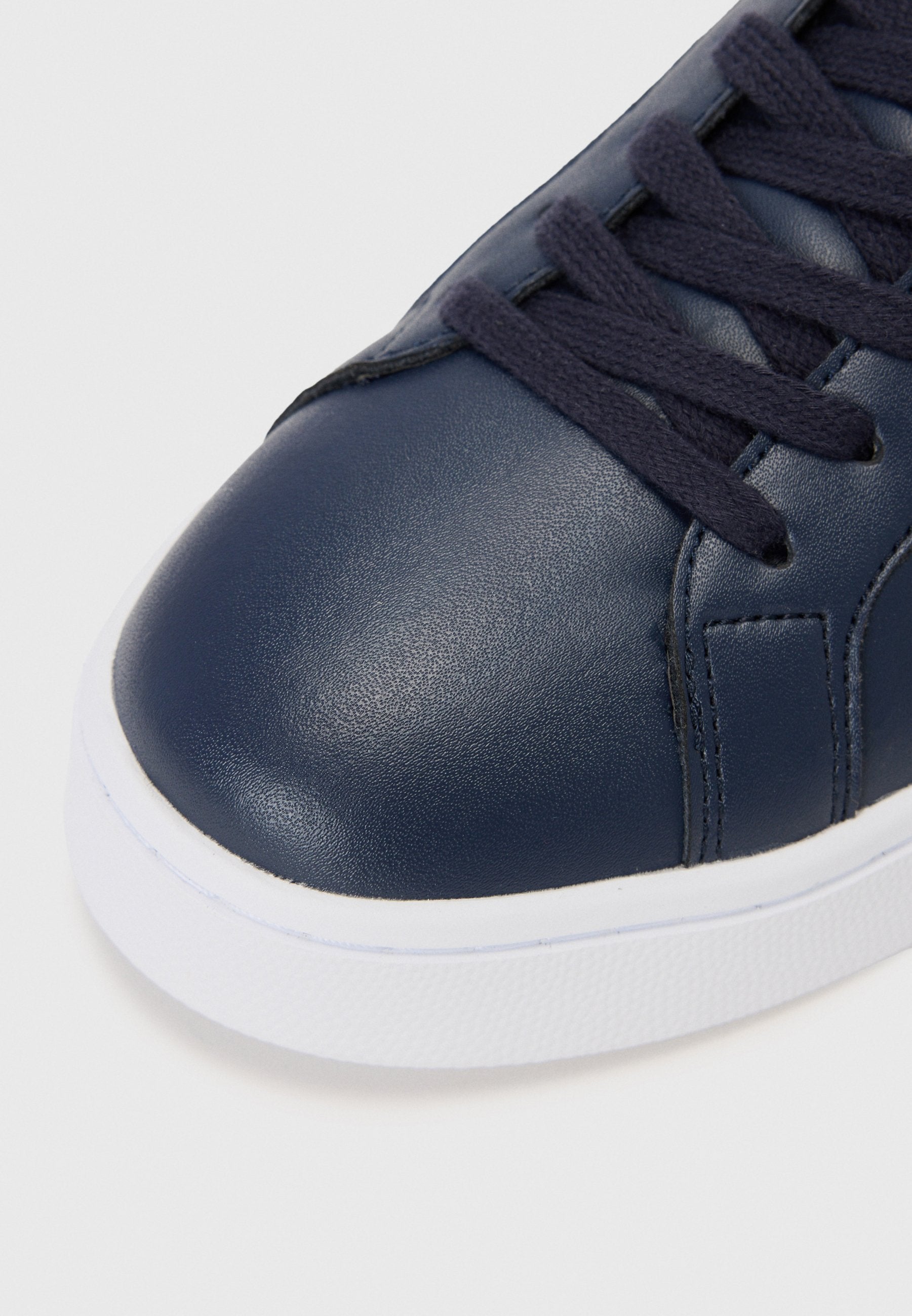 LONDON - Trainers - salute