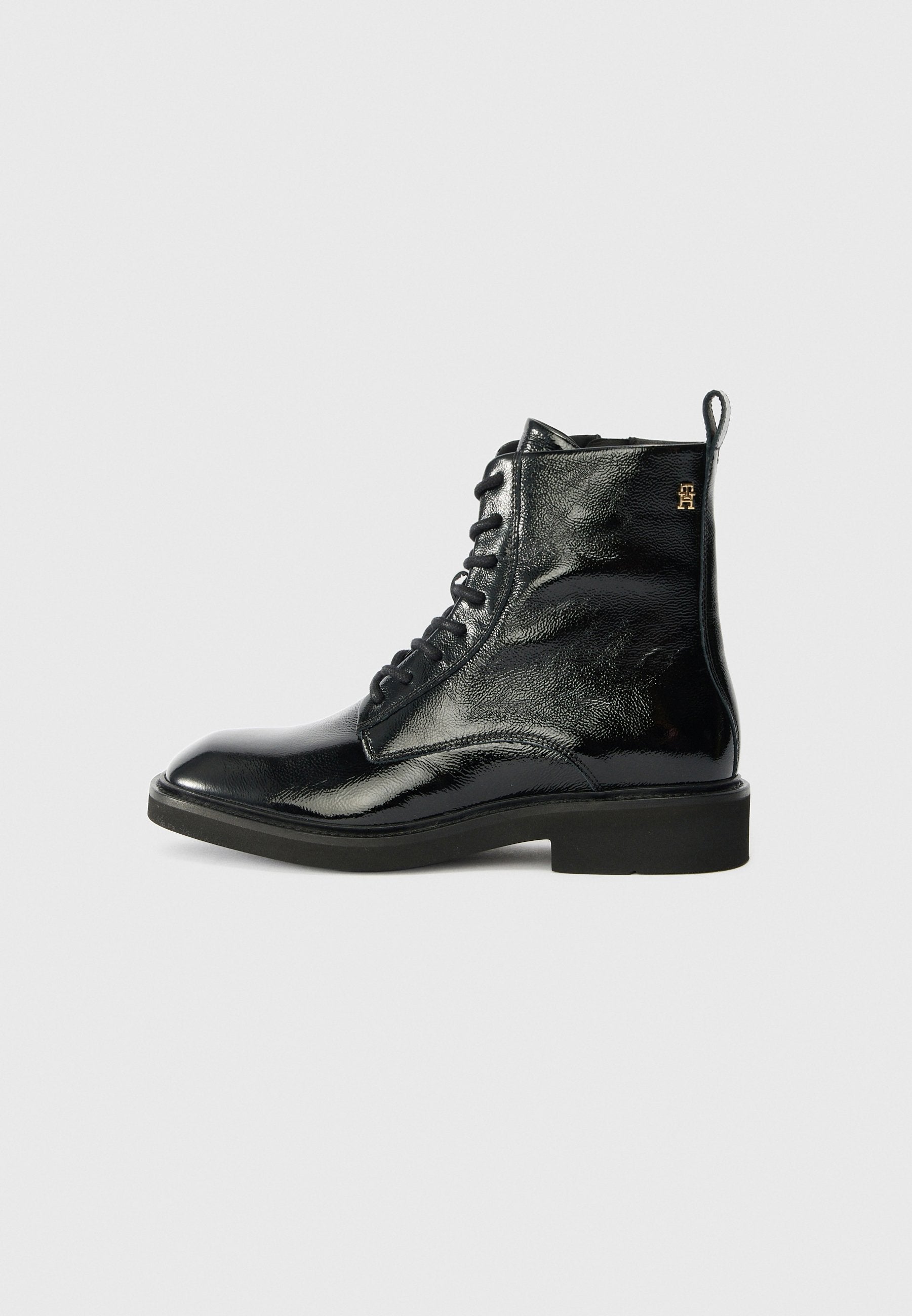 BOTTINES À LACETS EN CUIR FROISSÉ - Bottines classiques - noir