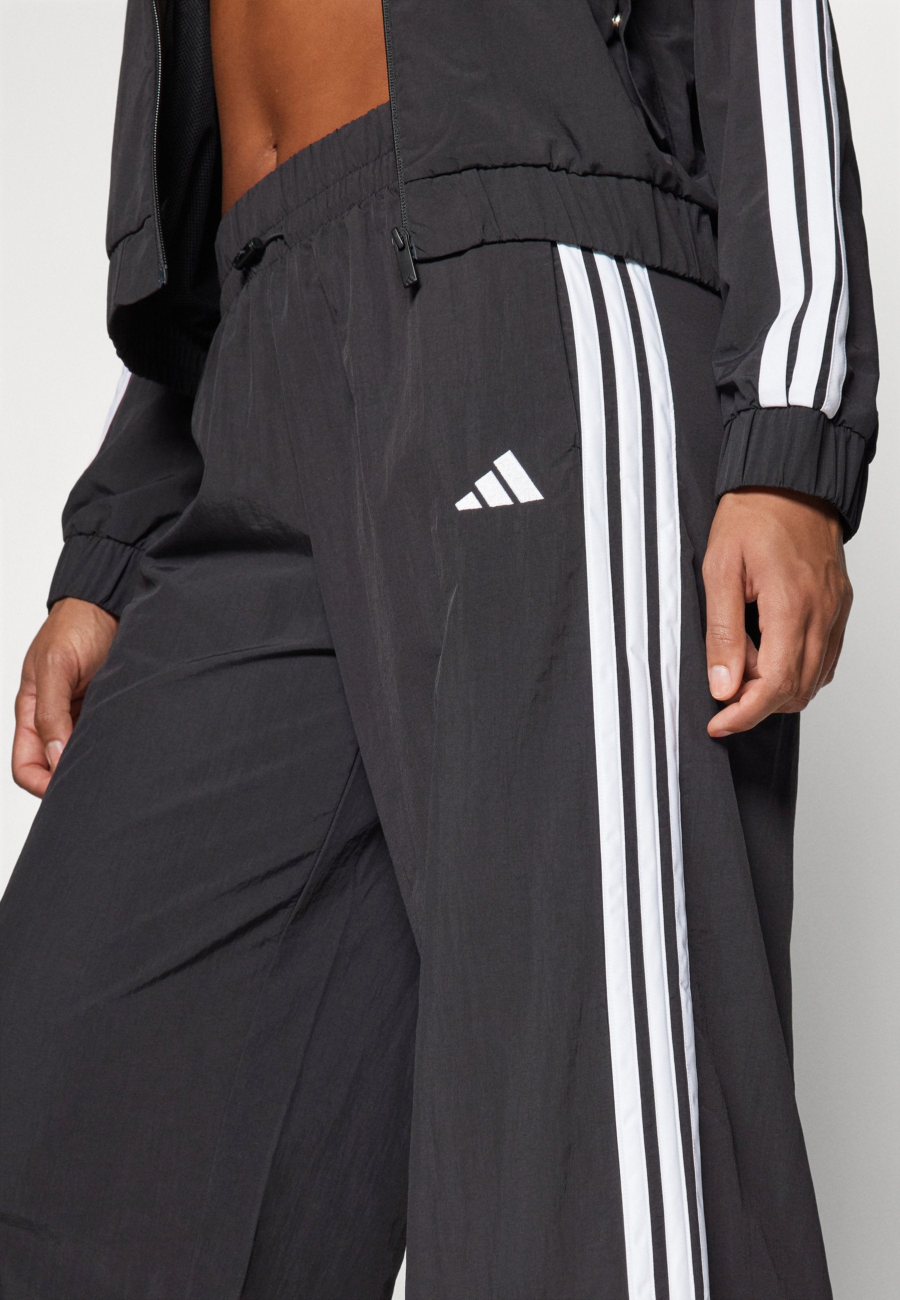 ESSENTIALS 3 STRIPES LIFESTYLE WOVEN PARACHUTE - Bas de survêtement - black/white