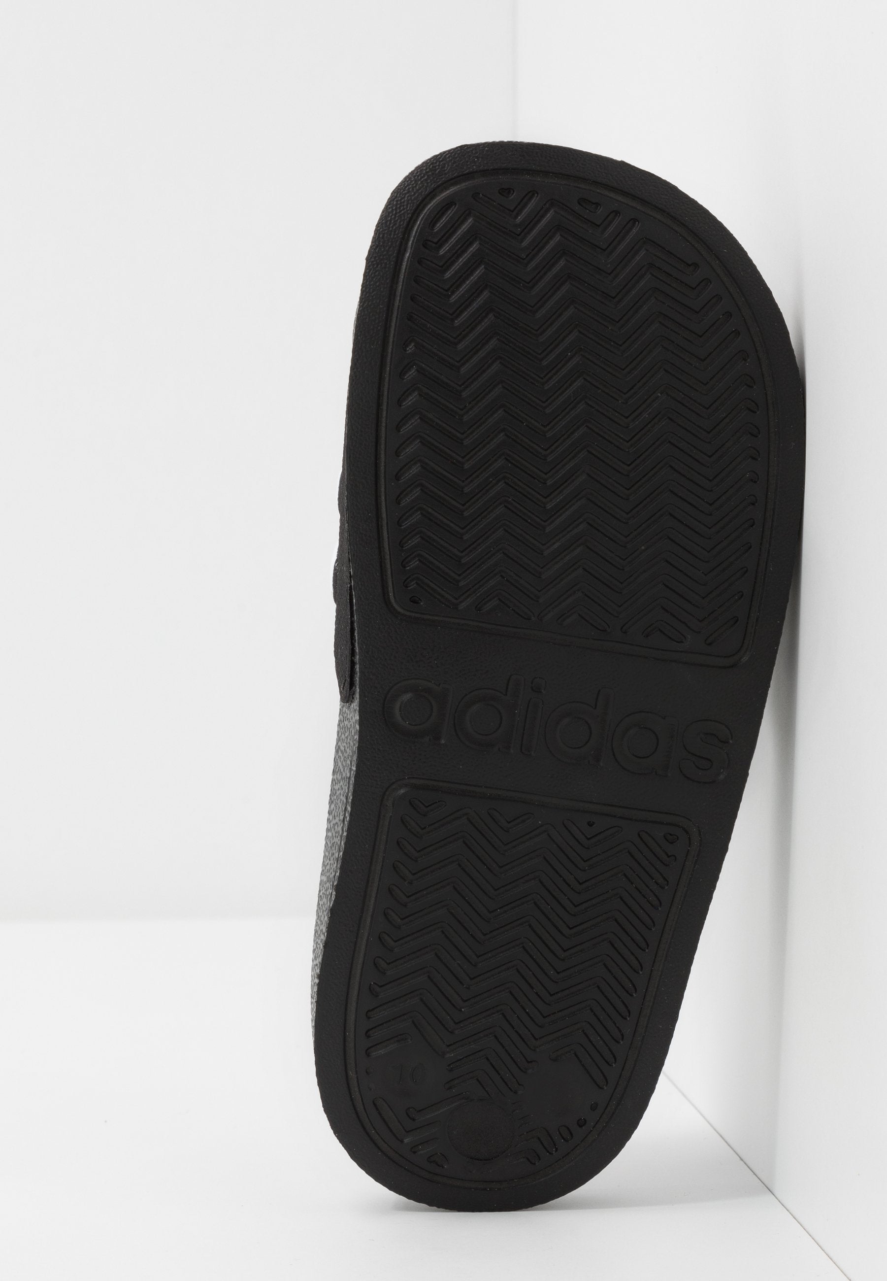 ADILETTE SHOWER UNISEX - Pool slides - core black/footwear white