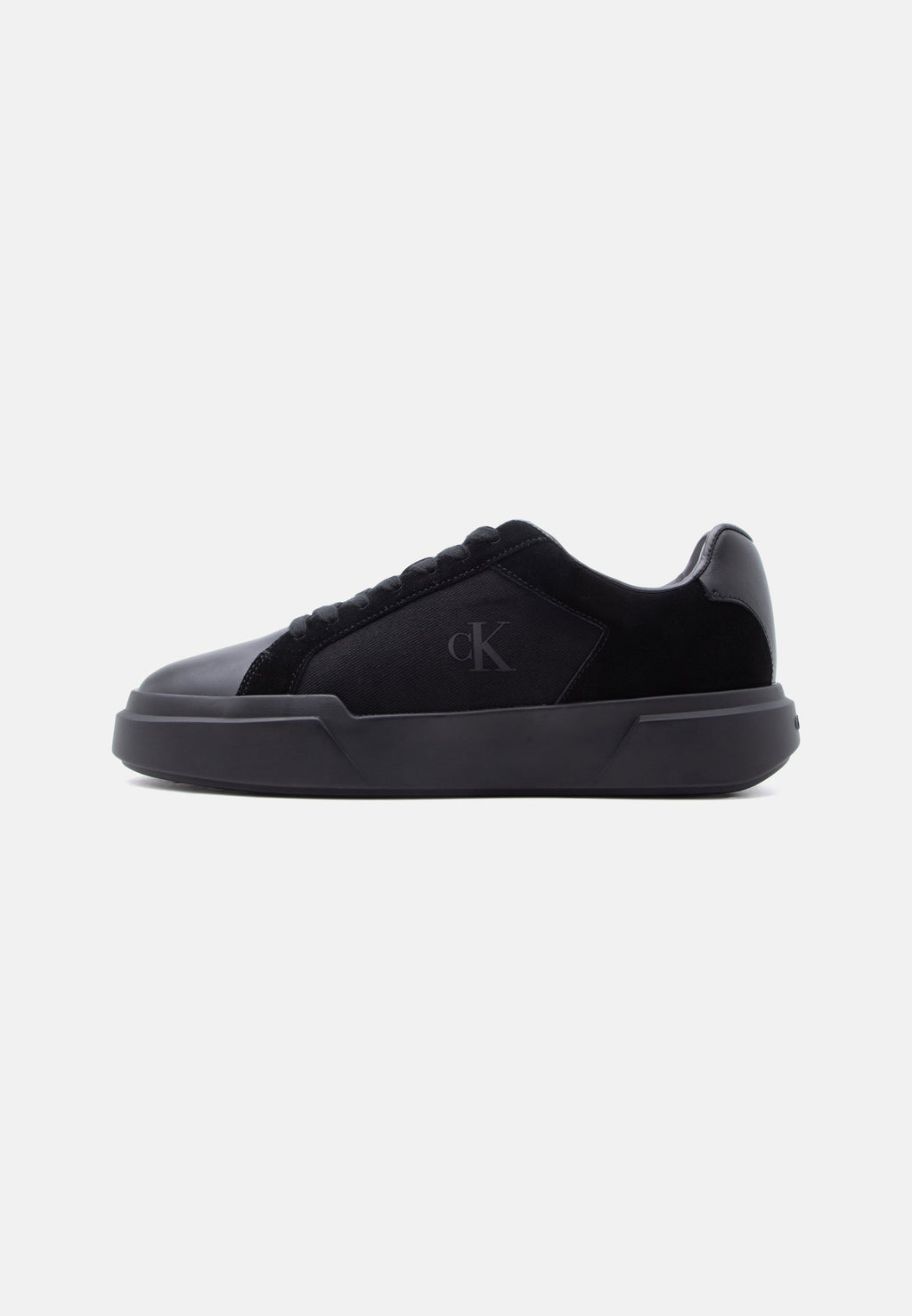 Trainers - triple black