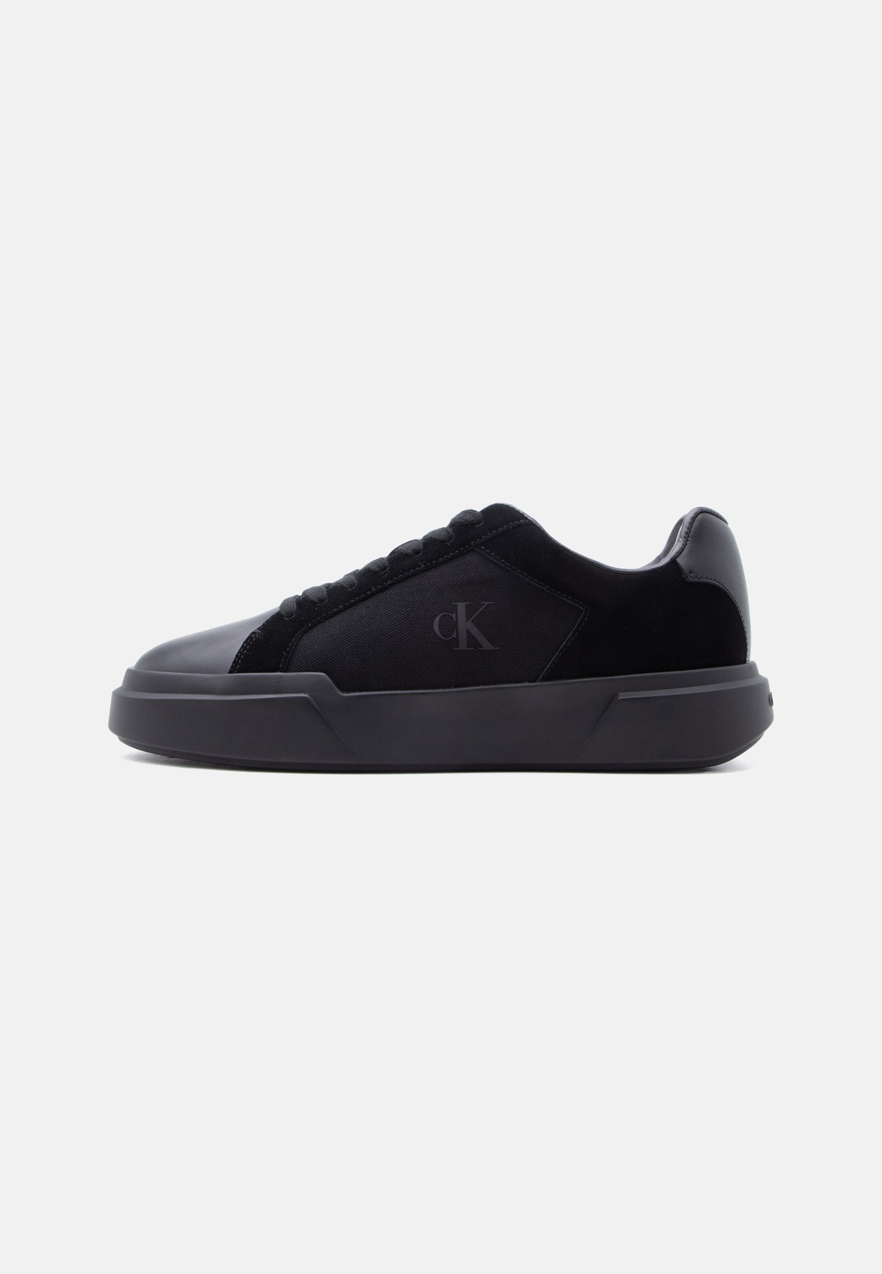 Trainers - triple black