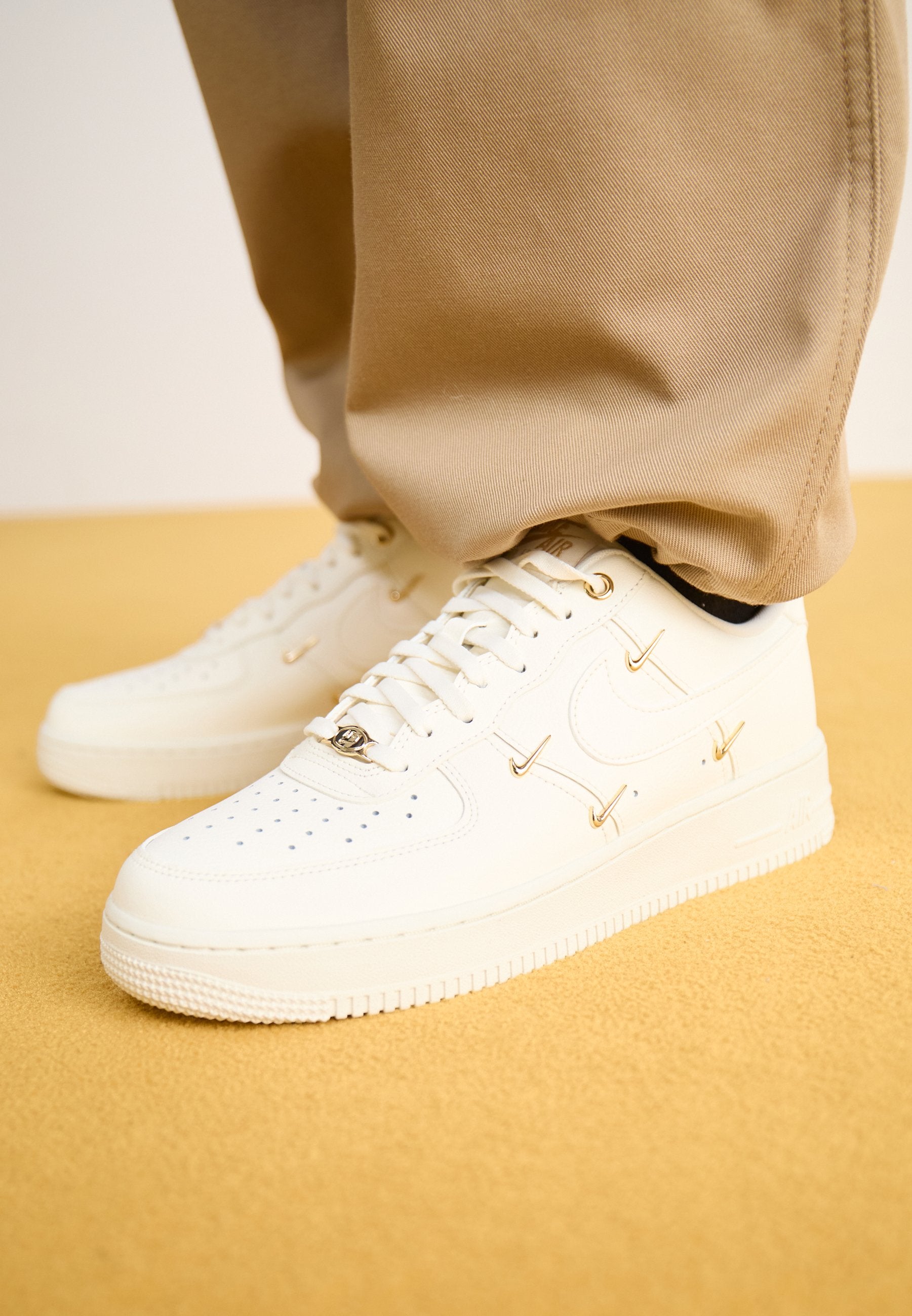 AIR FORCE 1 '07 LX - Spor Ayakkabı - kirli beyaz/metalik altın