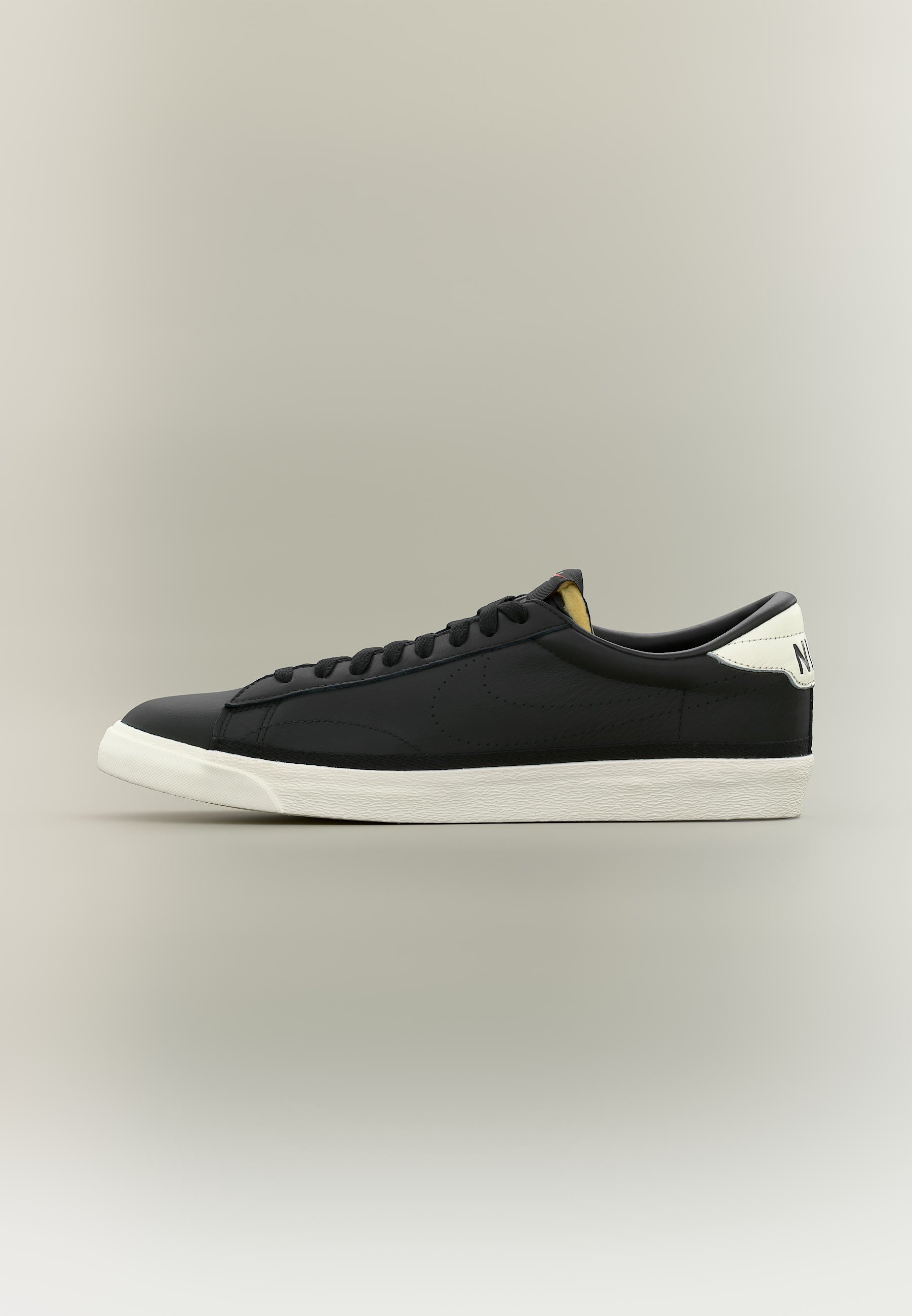 TENNIS CLASSIC SMASH UNISEX - Trainers - black/sail/team orange
