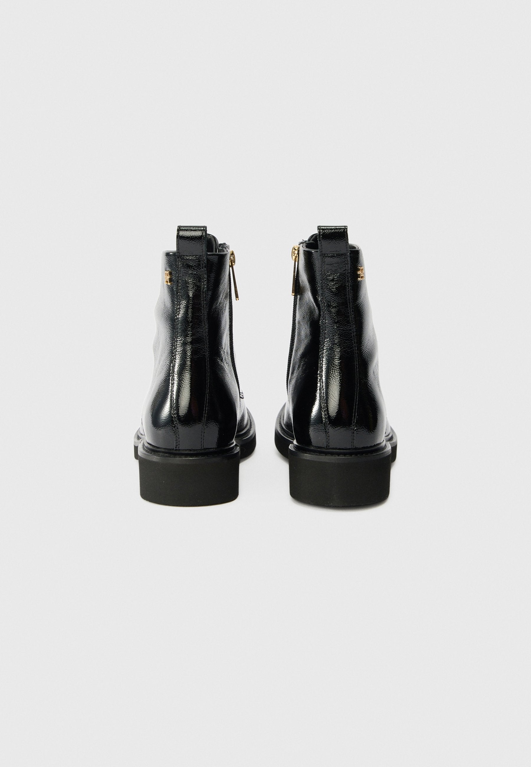 BOTTINES À LACETS EN CUIR FROISSÉ - Bottines classiques - noir