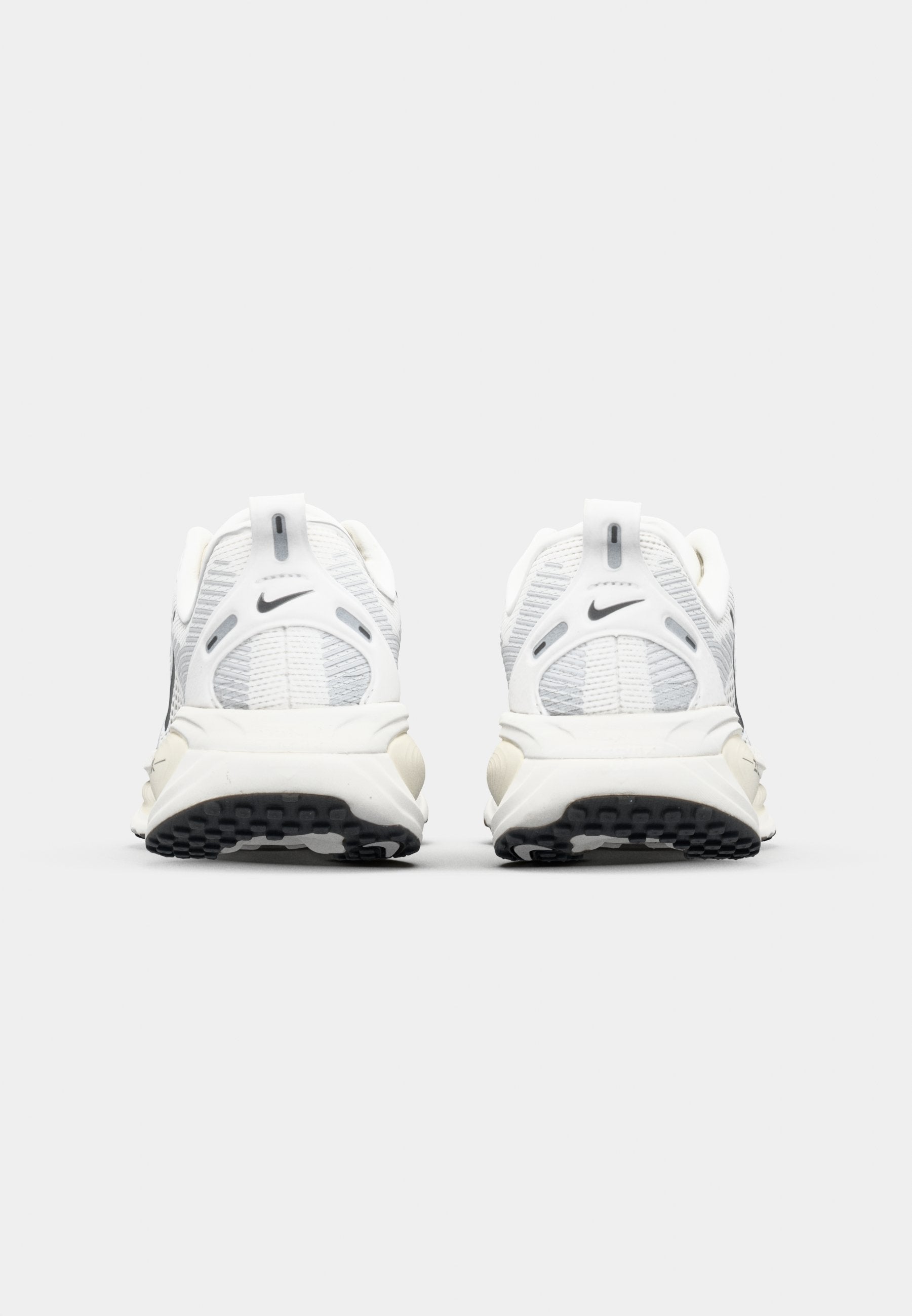 VOMERO 18 - Road running shoes - summit white/black/coconut milk