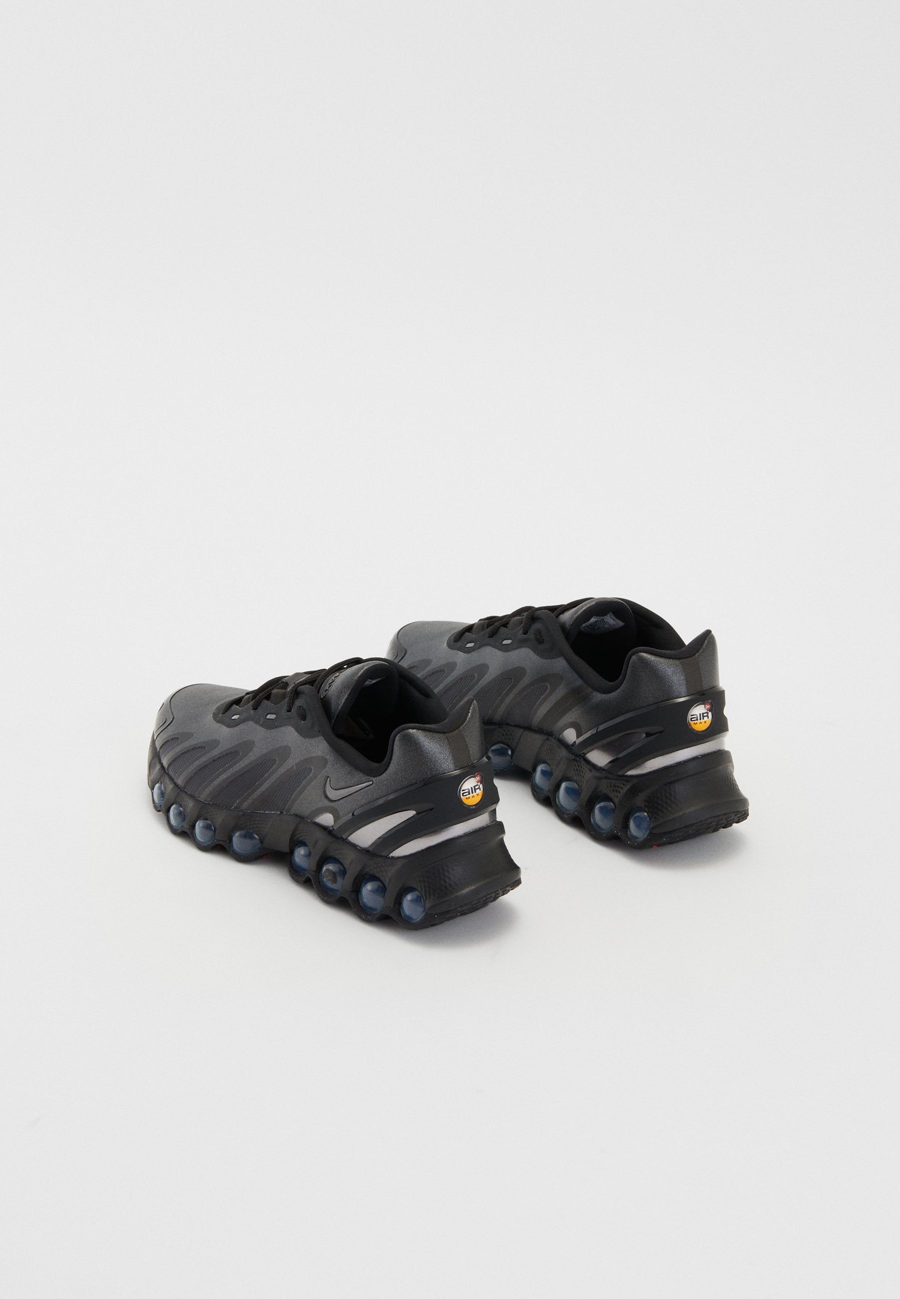 AIR MAX DN8 - Baskets basses - black/metallic dark grey/iron grey