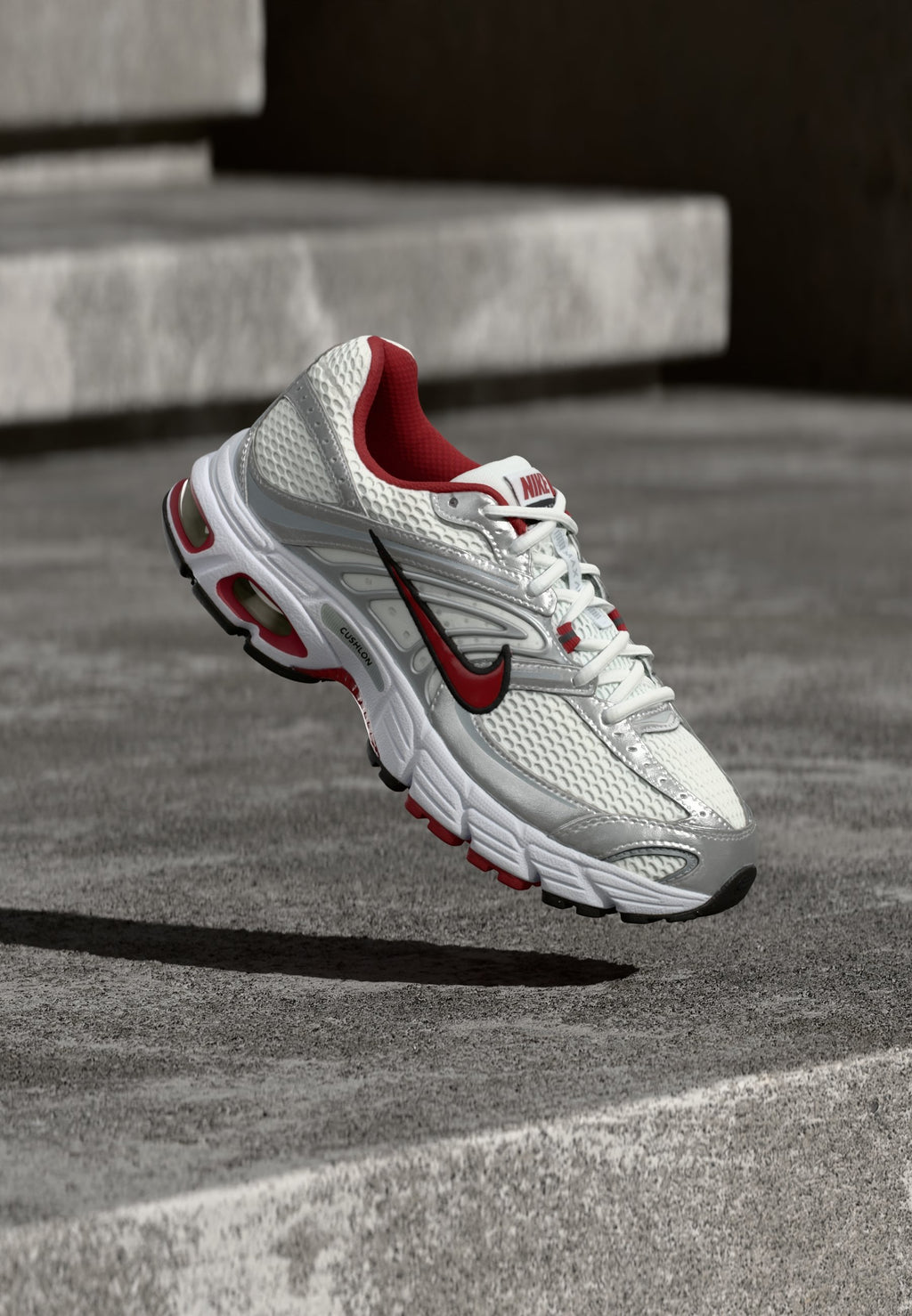 AIR MAX MOTO 2K - Antrenman Ayakkabısı - beyaz/koyu kırmızı/metalik gümüş rengi/siyah/mat gümüş rengi