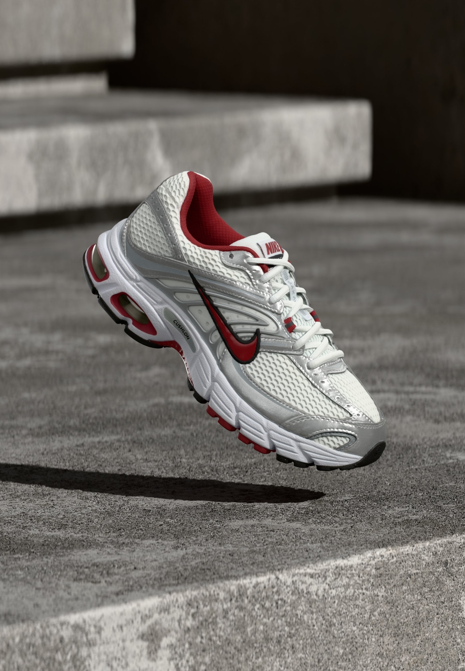 AIR MAX MOTO 2K - Antrenman Ayakkabısı - beyaz/koyu kırmızı/metalik gümüş rengi/siyah/mat gümüş rengi