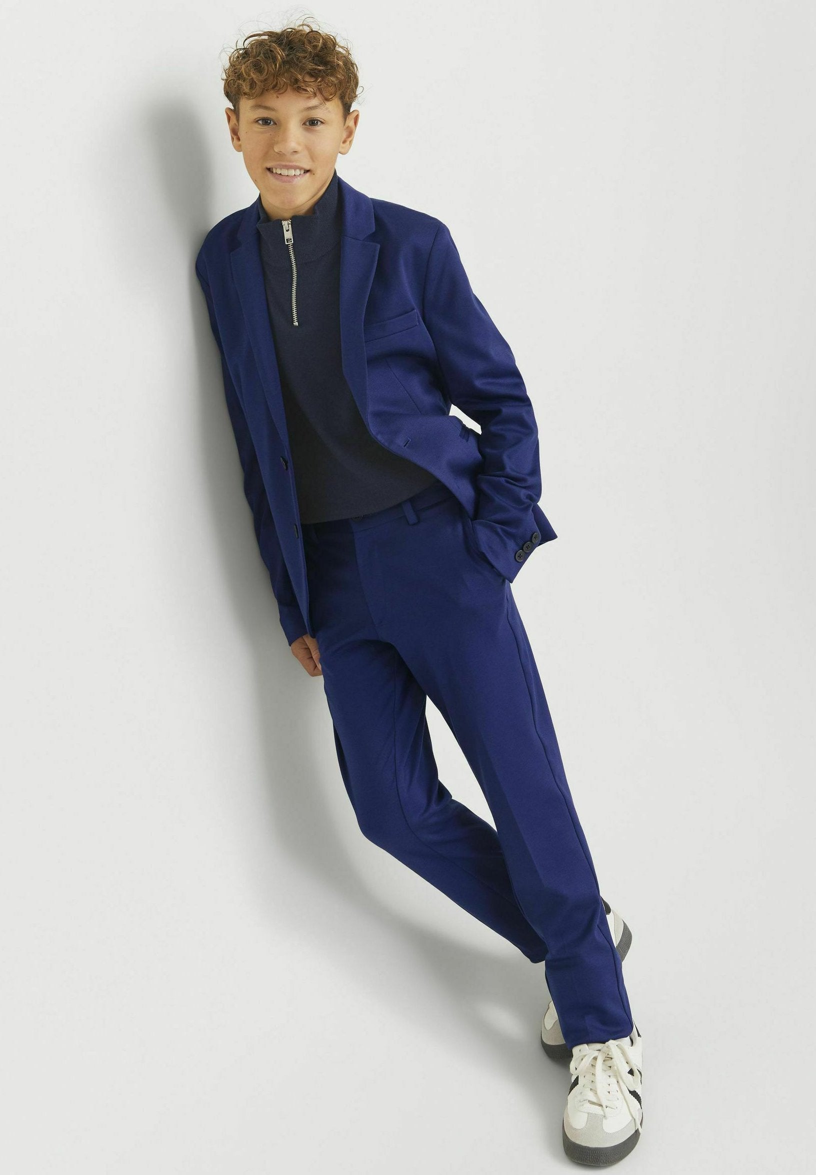 Single breasted and tailored JJEJAXON Suit Junior - Suit - medieval blue