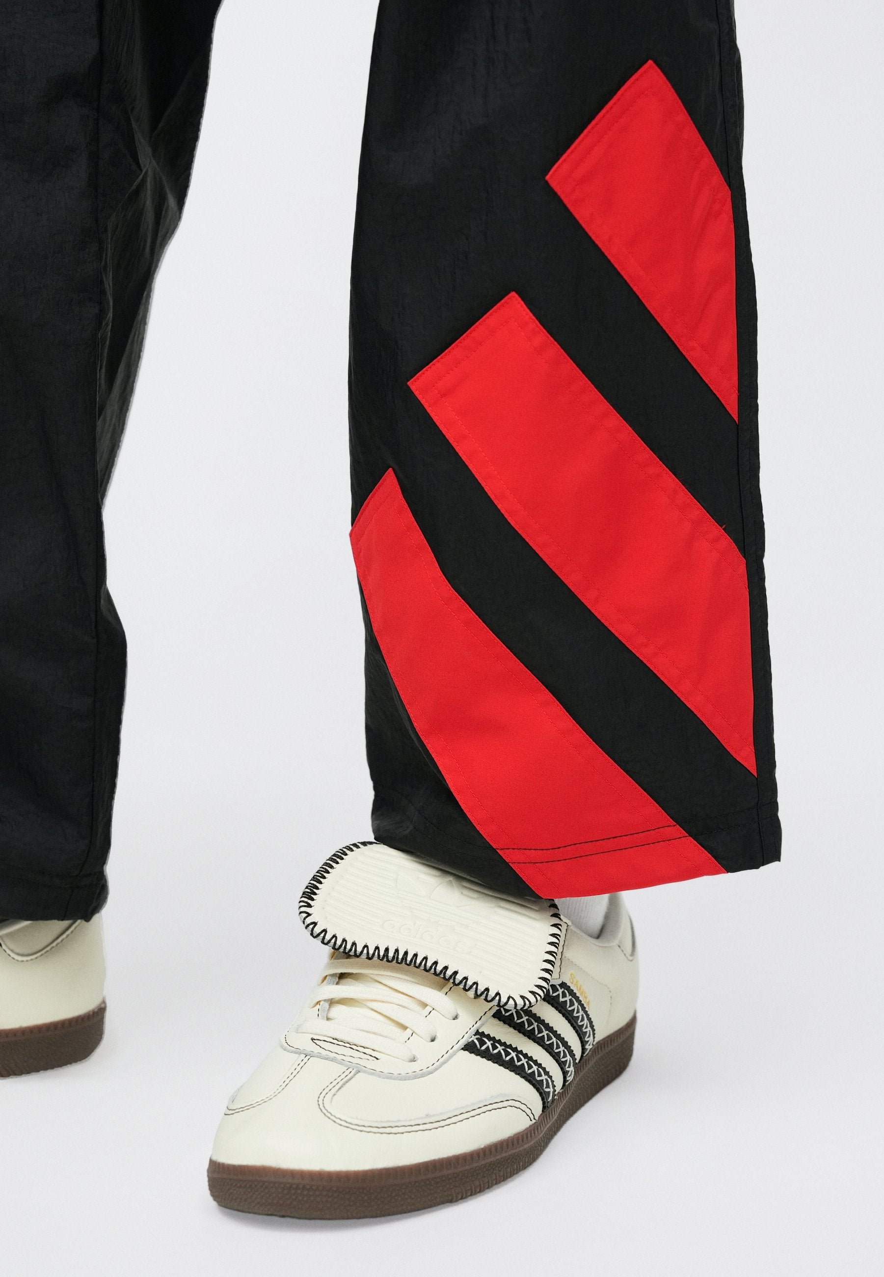 ARCH TRACK PANT UNISEX - Tracksuit bottoms - black/better scarlet