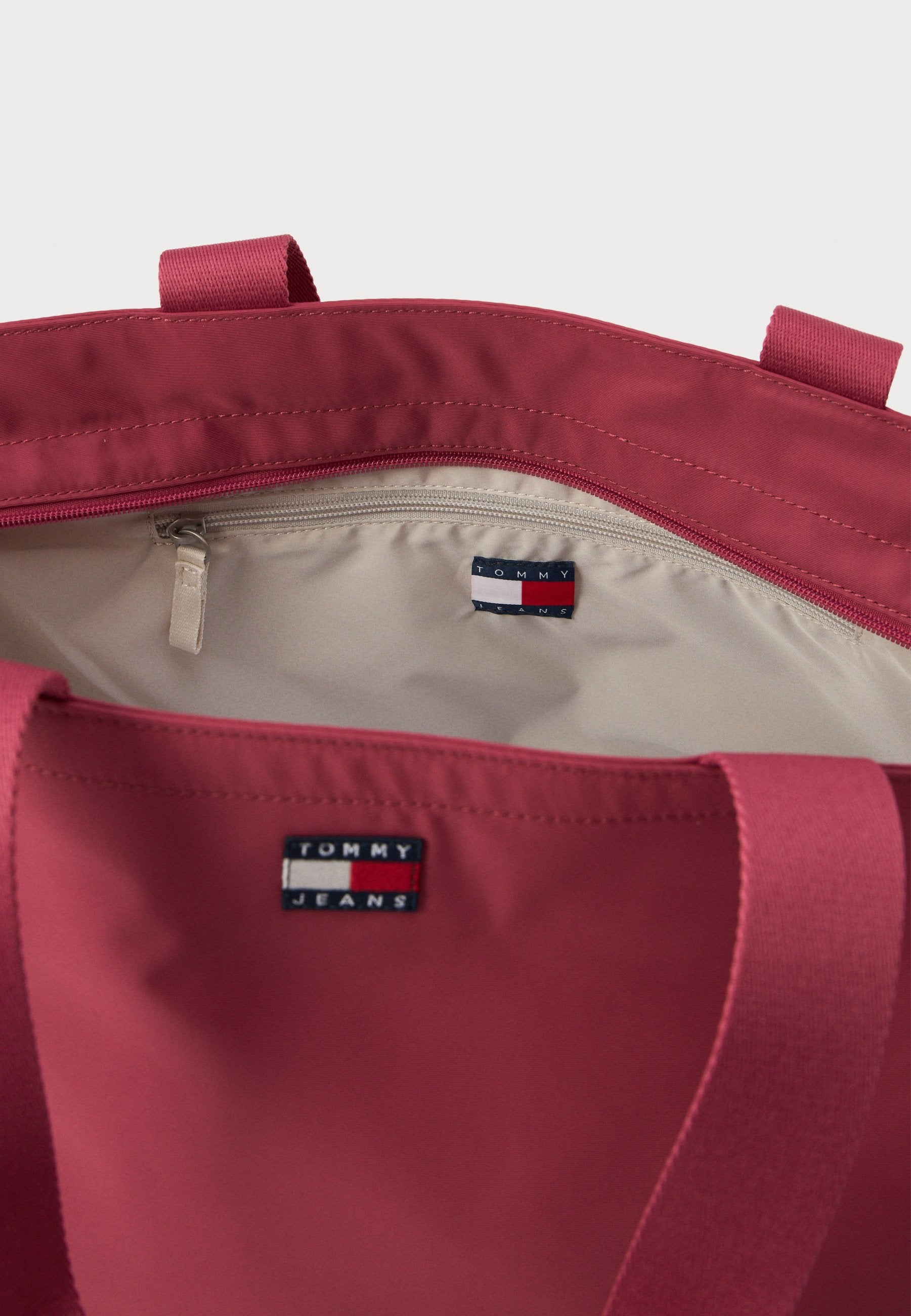 ESSENTIAL REPEAT LOGO CROSSBODY BAG - Tote bag - ruby dusk