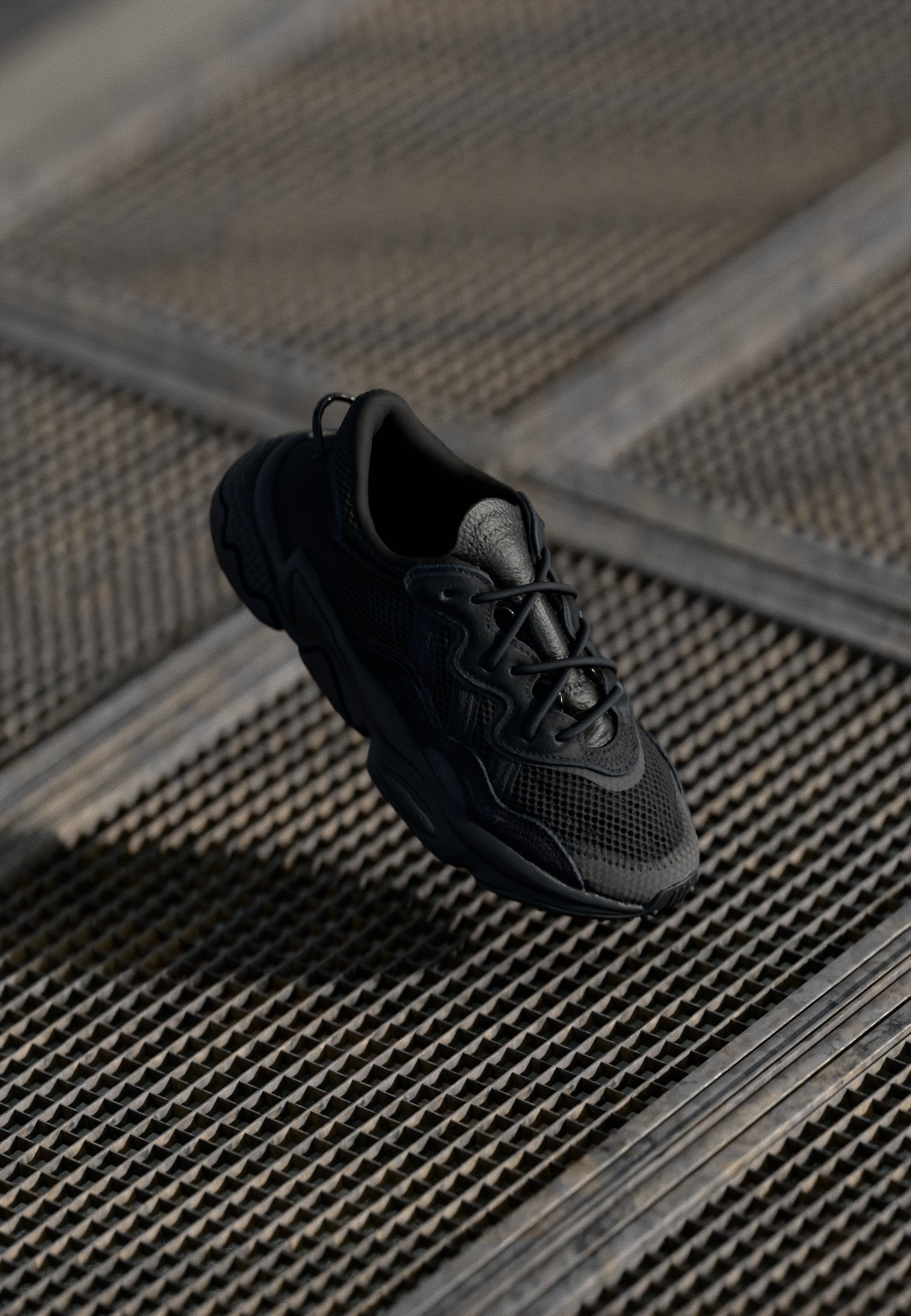 OZWEEGO UNISEX - أحذية رياضية - أسود أساسي/رمادي خمسة