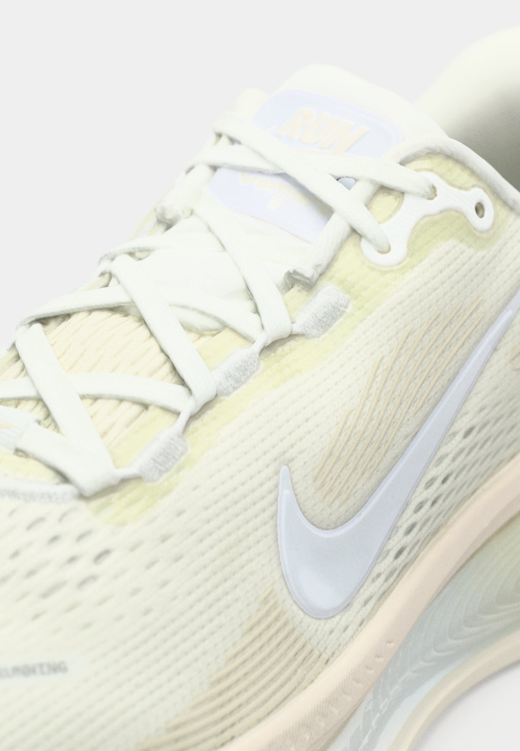 VOMERO 18 - Road running shoes - summit white/white/chalk/sea glass