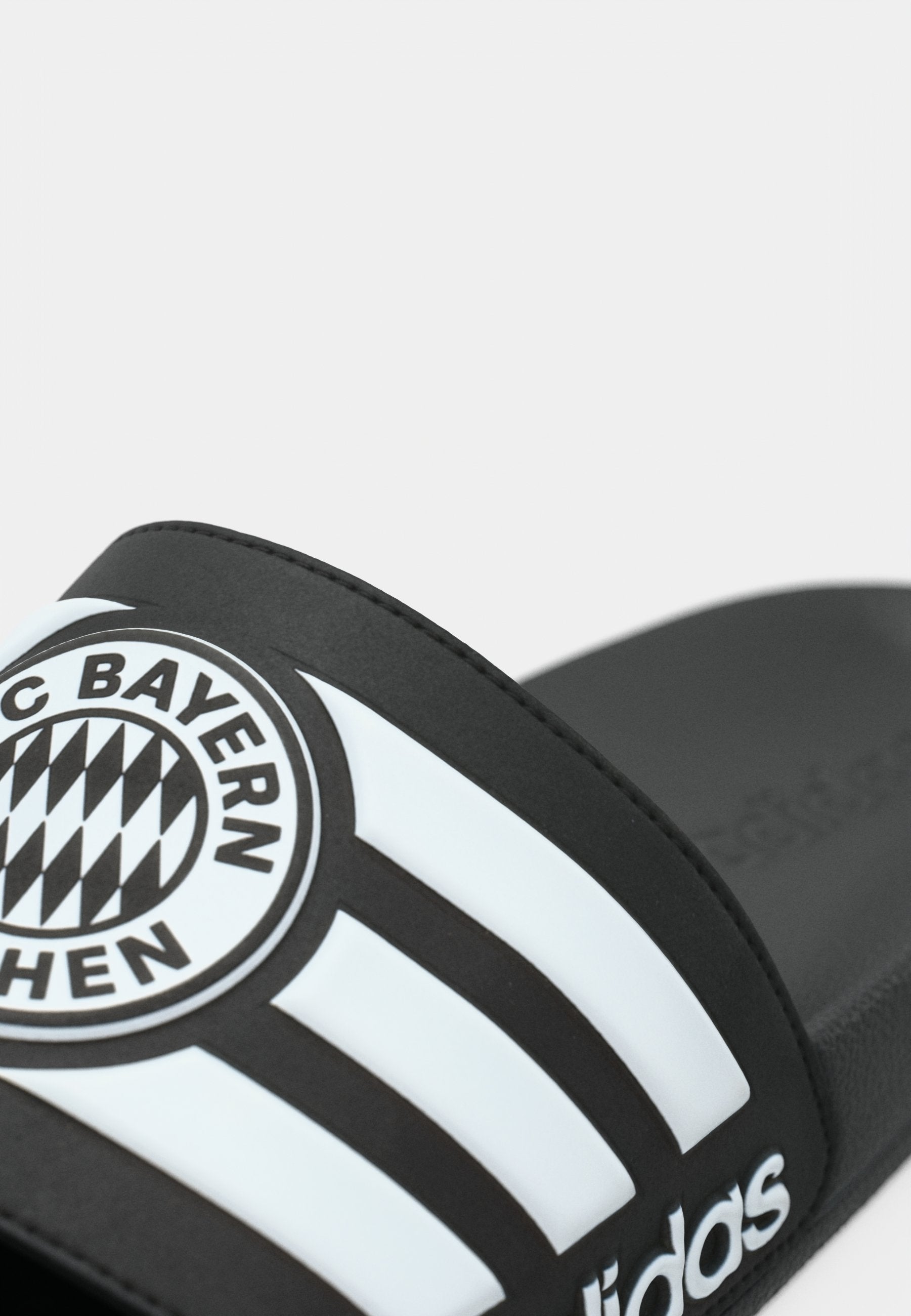 ADILETTE BAYERN MUNICH UNISEX - Claquettes de piscine - core black/footwear white