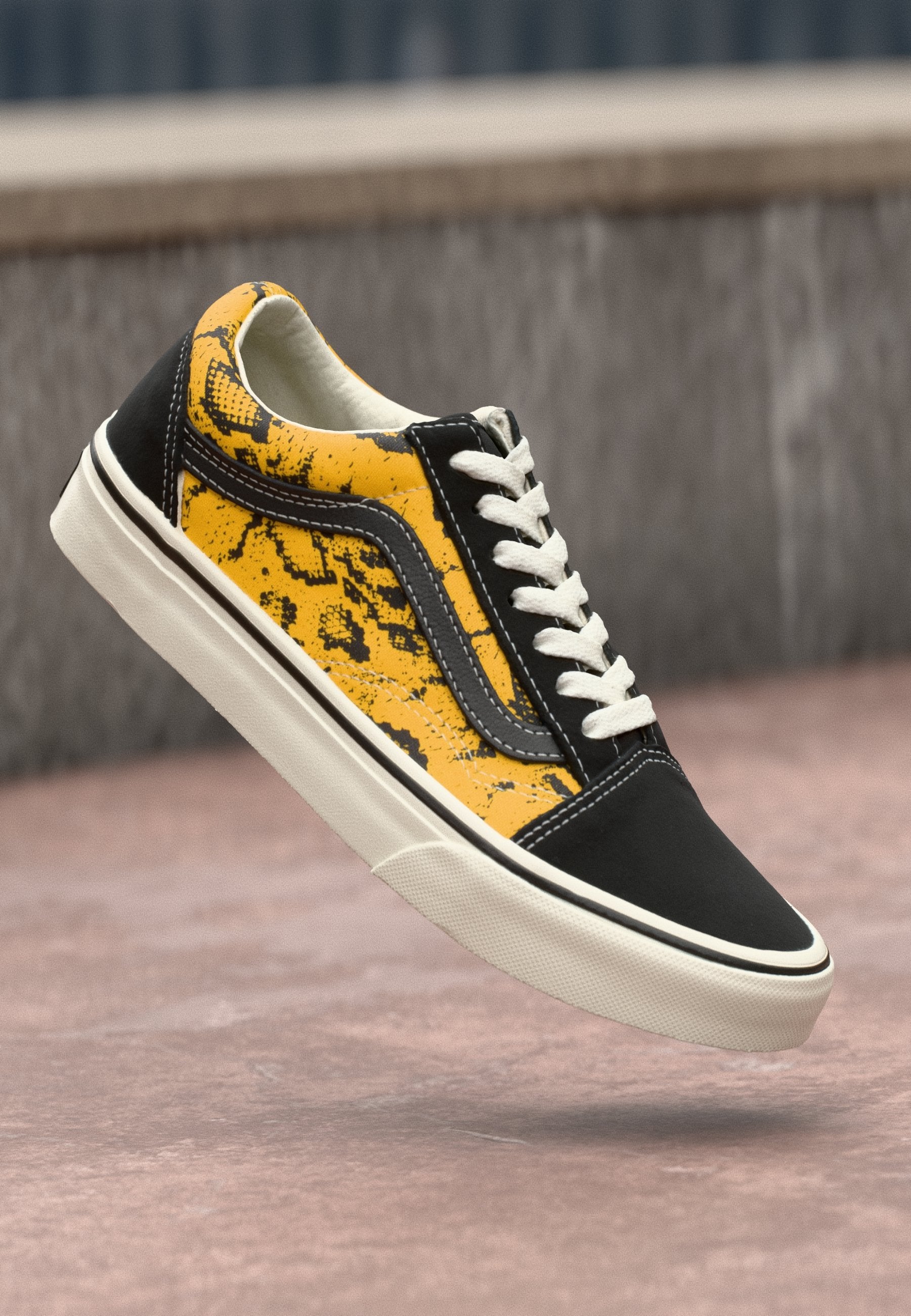 OLD SKOOL - Trainers - black/yellow