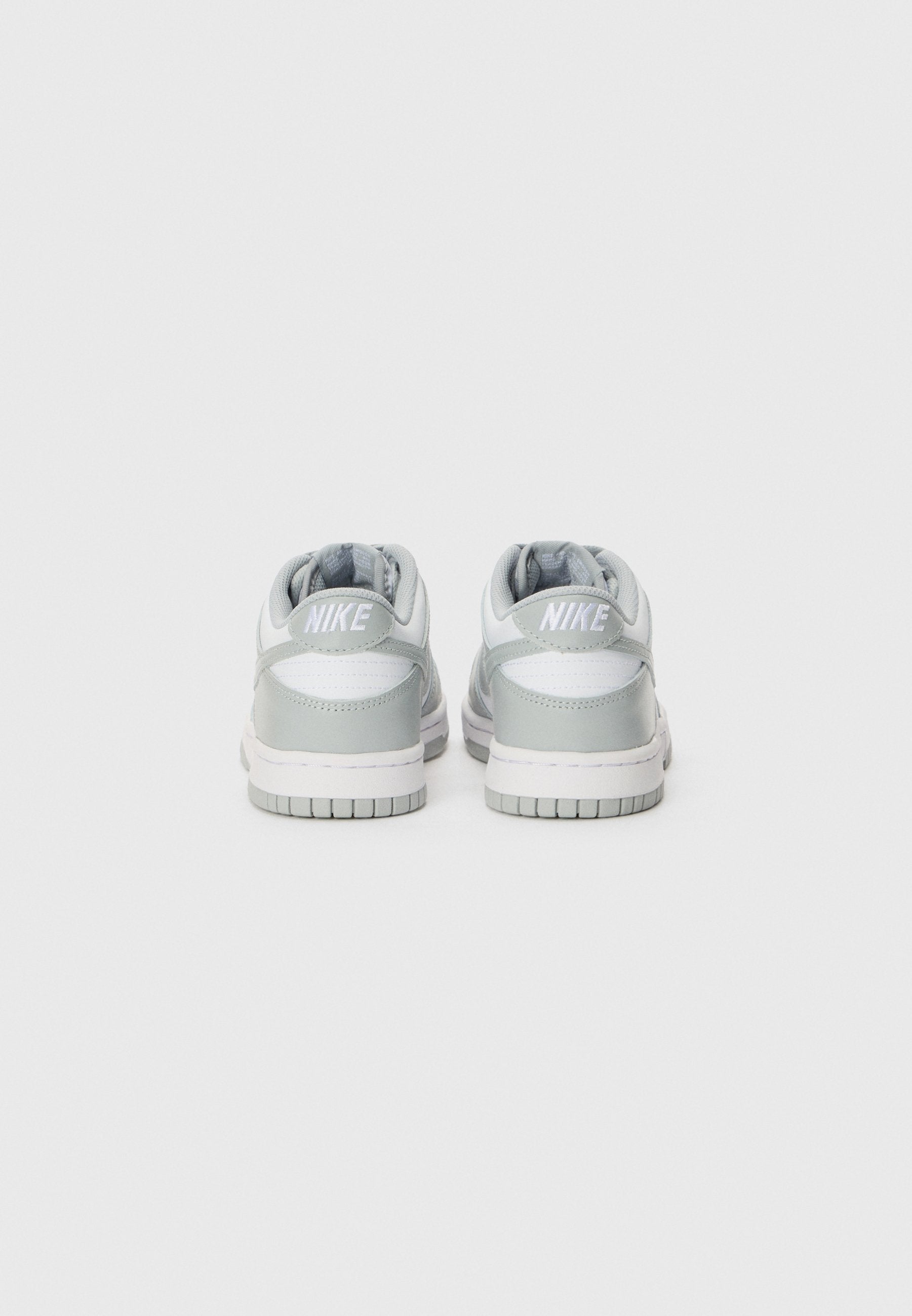 DUNK LOW UNISEX - Trainers - white/light smoke grey