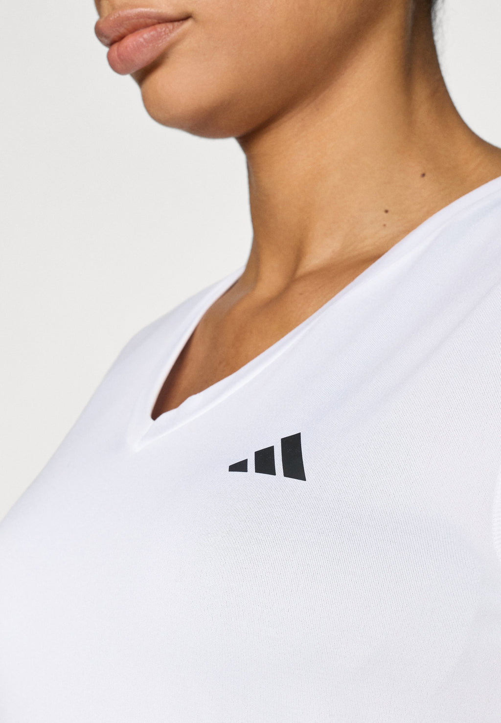 TEE-SHIRT DE SPORT COL EN V WORKOUT ESSENTIALS - Tee-shirt de sport - white
